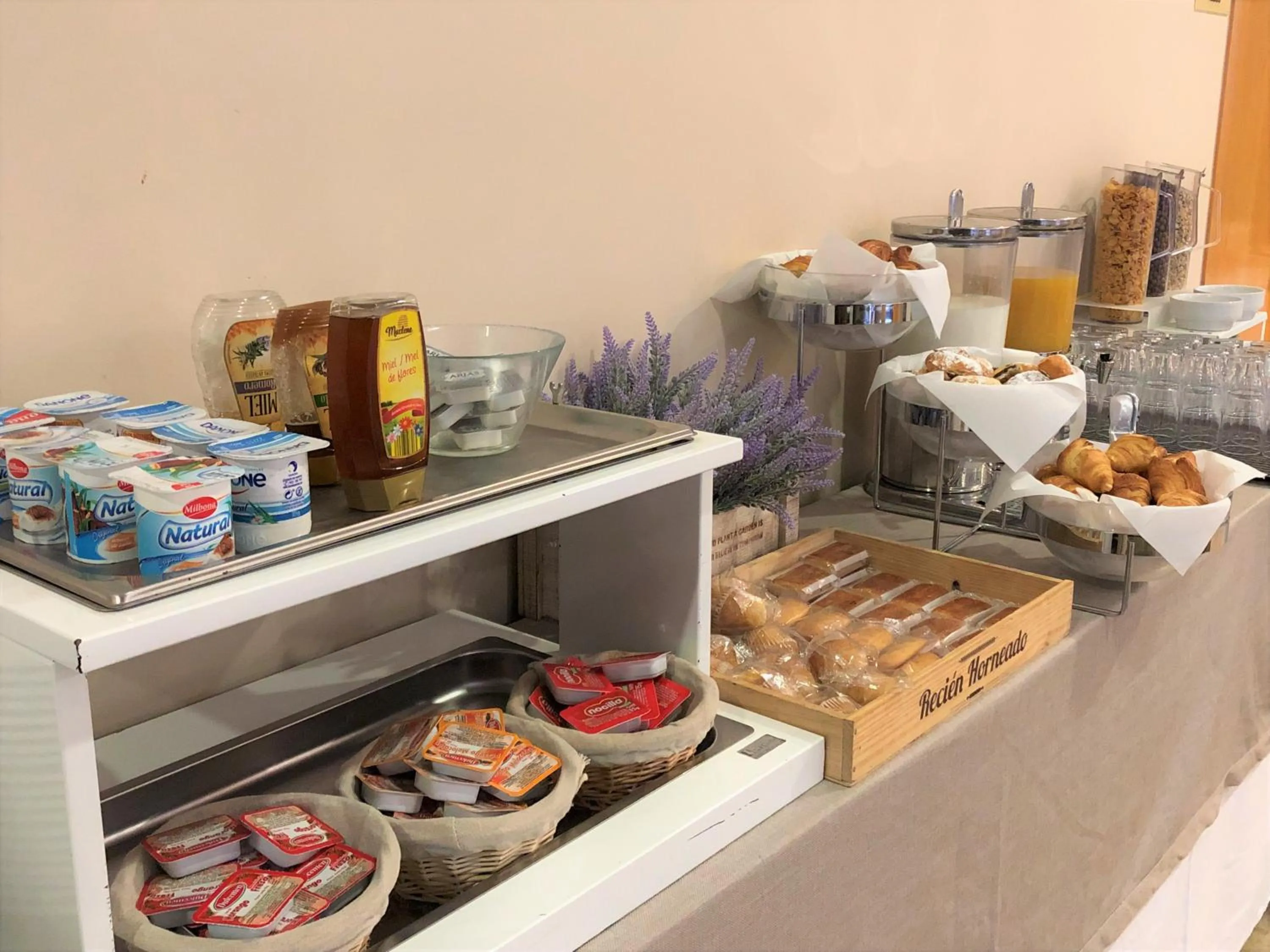 Buffet breakfast in Apartamentos Plaza Picasso