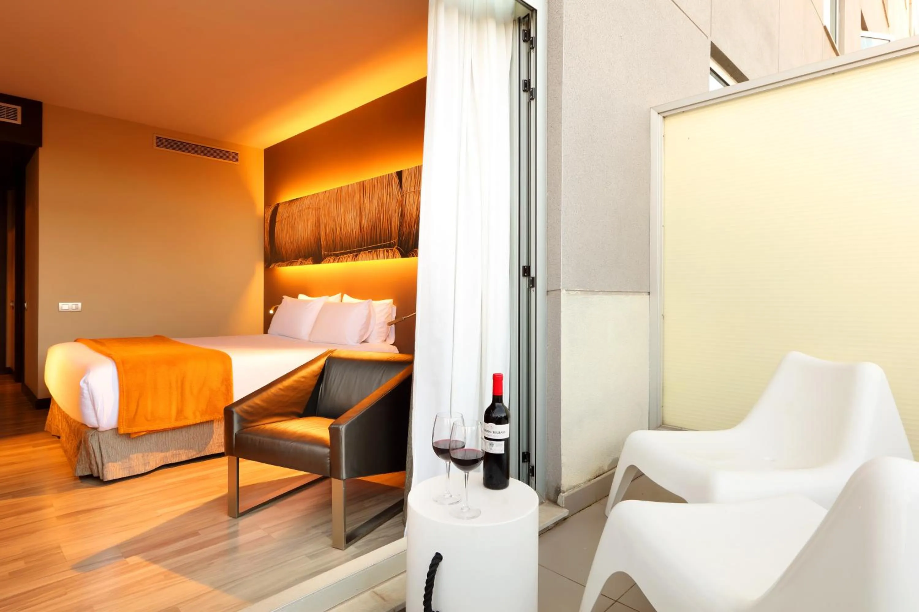 Photo of the whole room, Bed in Exe Puerto de Sagunto