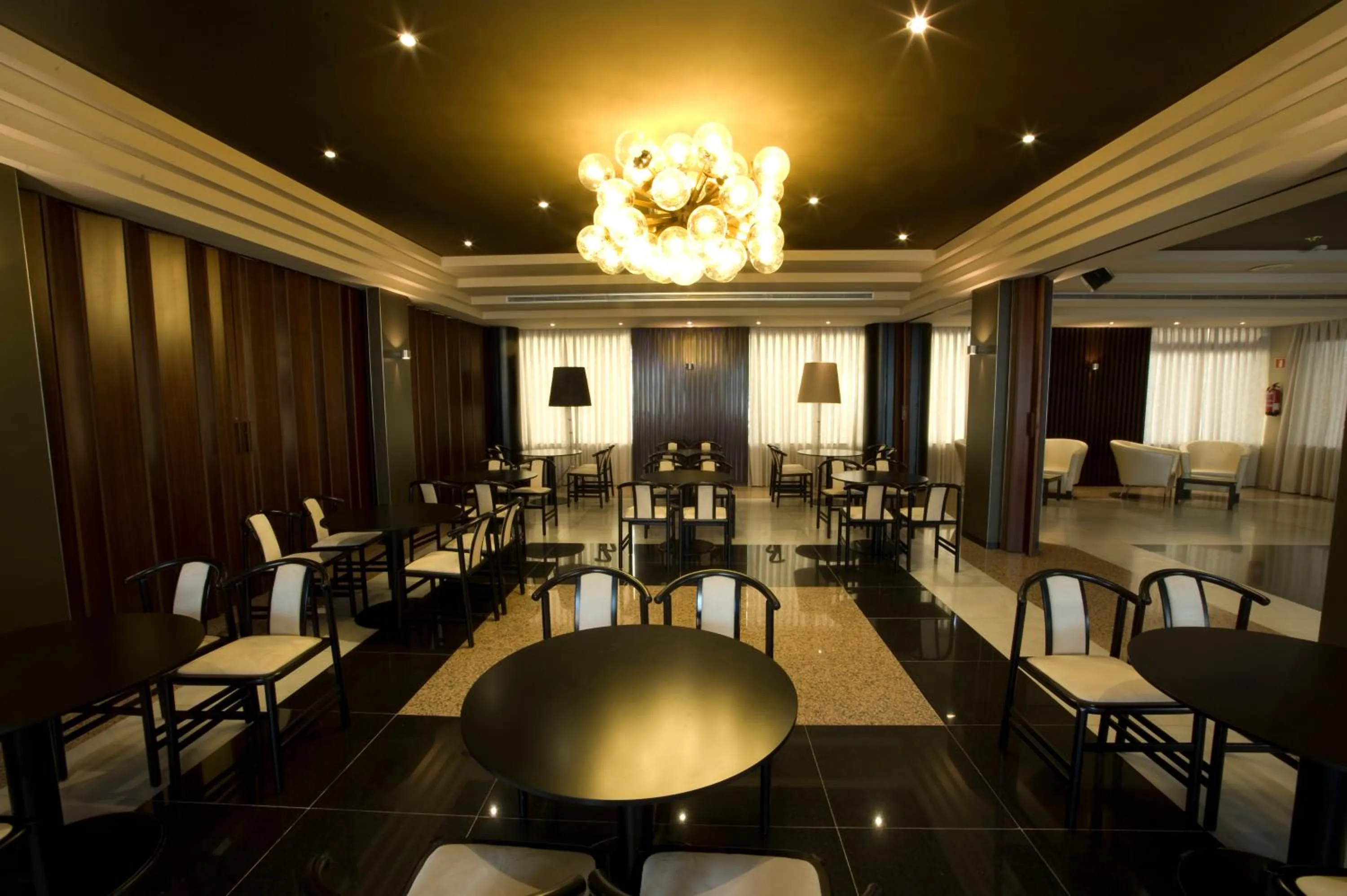 Restaurant/places to eat in Hotel Anabel