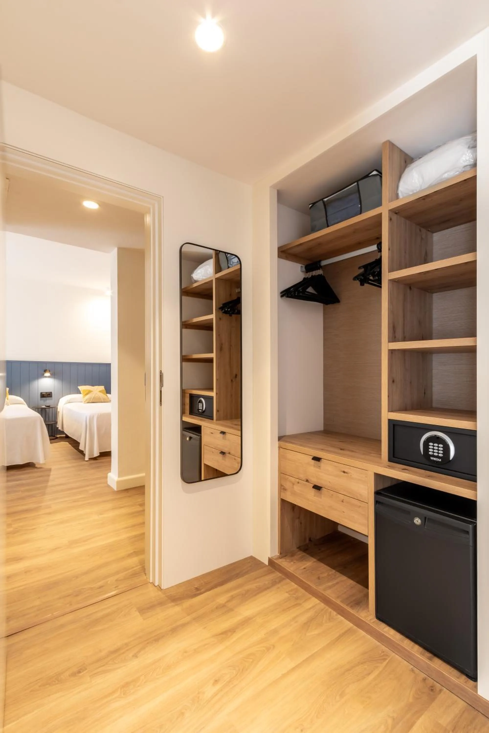 wardrobe, Bed in Hotel Anabel