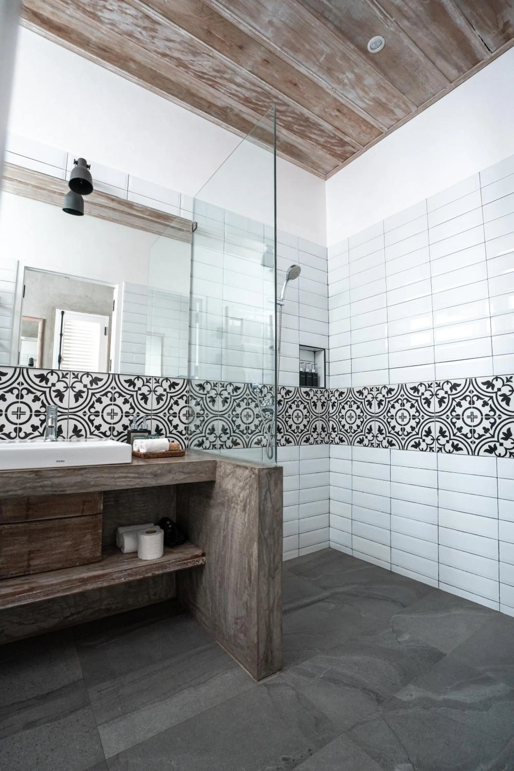 Shower in Chic stay HANA Boutique hotel xxxx None smocking property