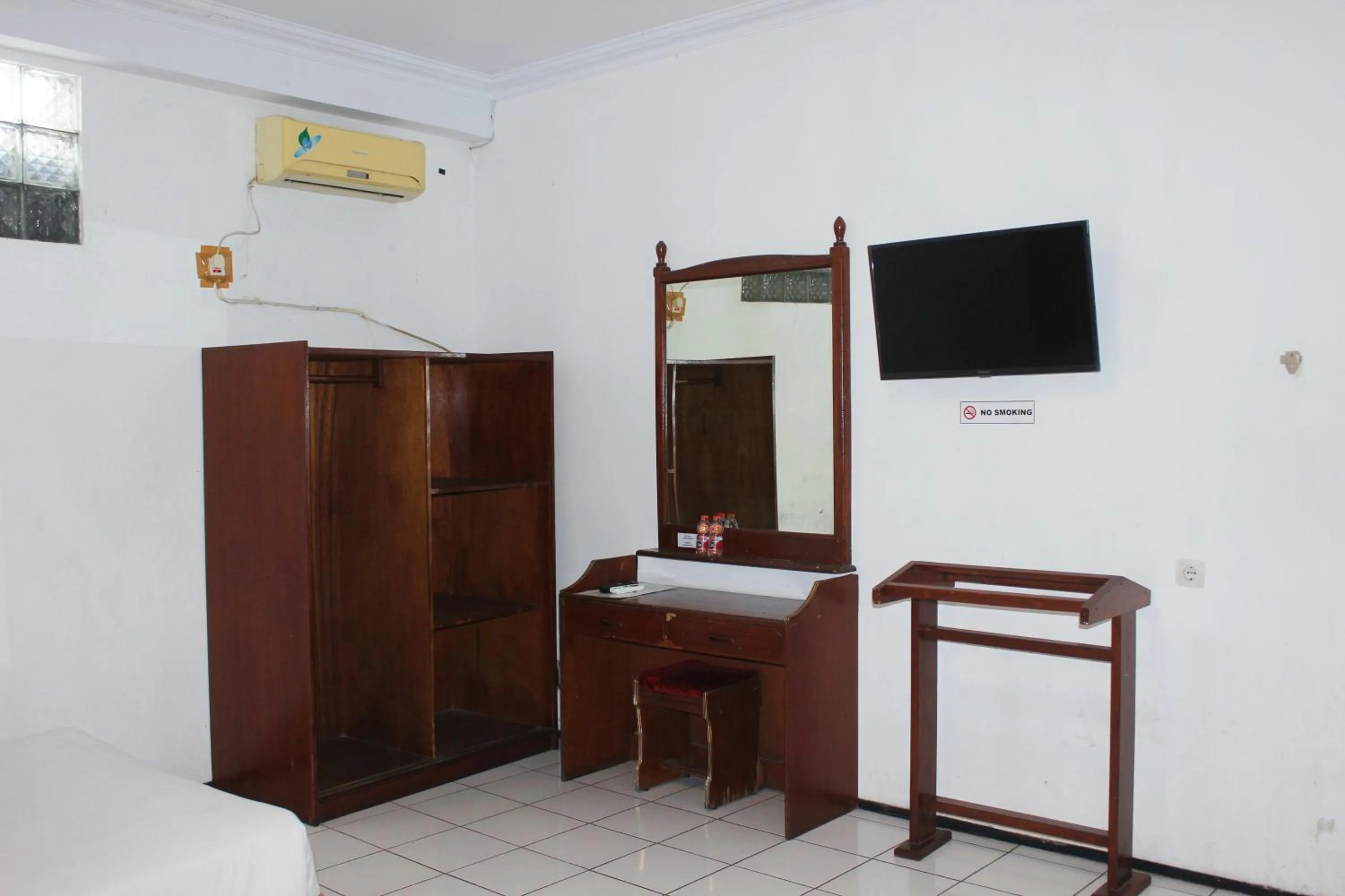 Bed, TV/Entertainment Center in OYO 206 Hotel Candra Kirana