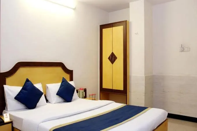 Bedroom, Bed in Ganga Sagar Hotel