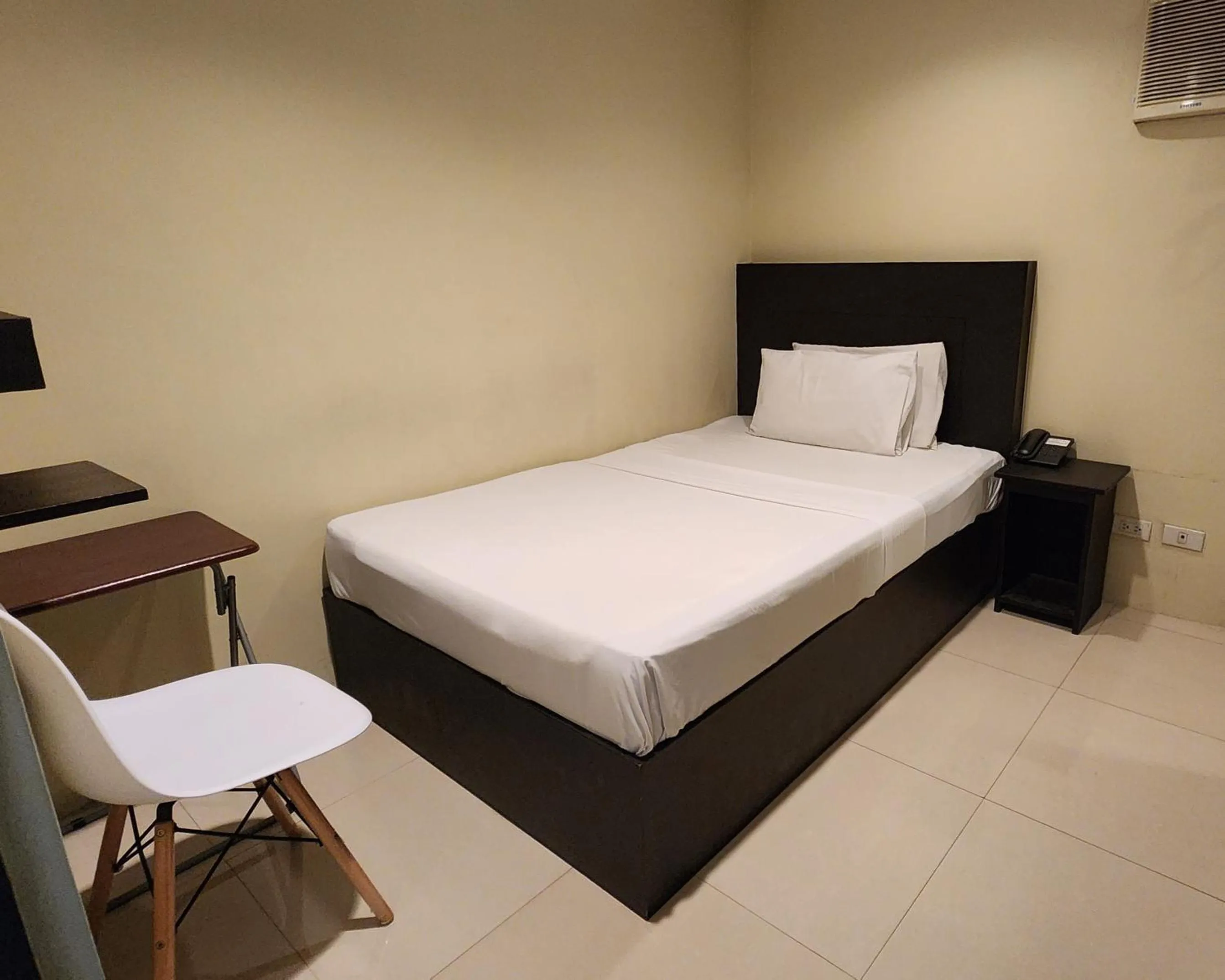 Bed in Green Glass Hotel