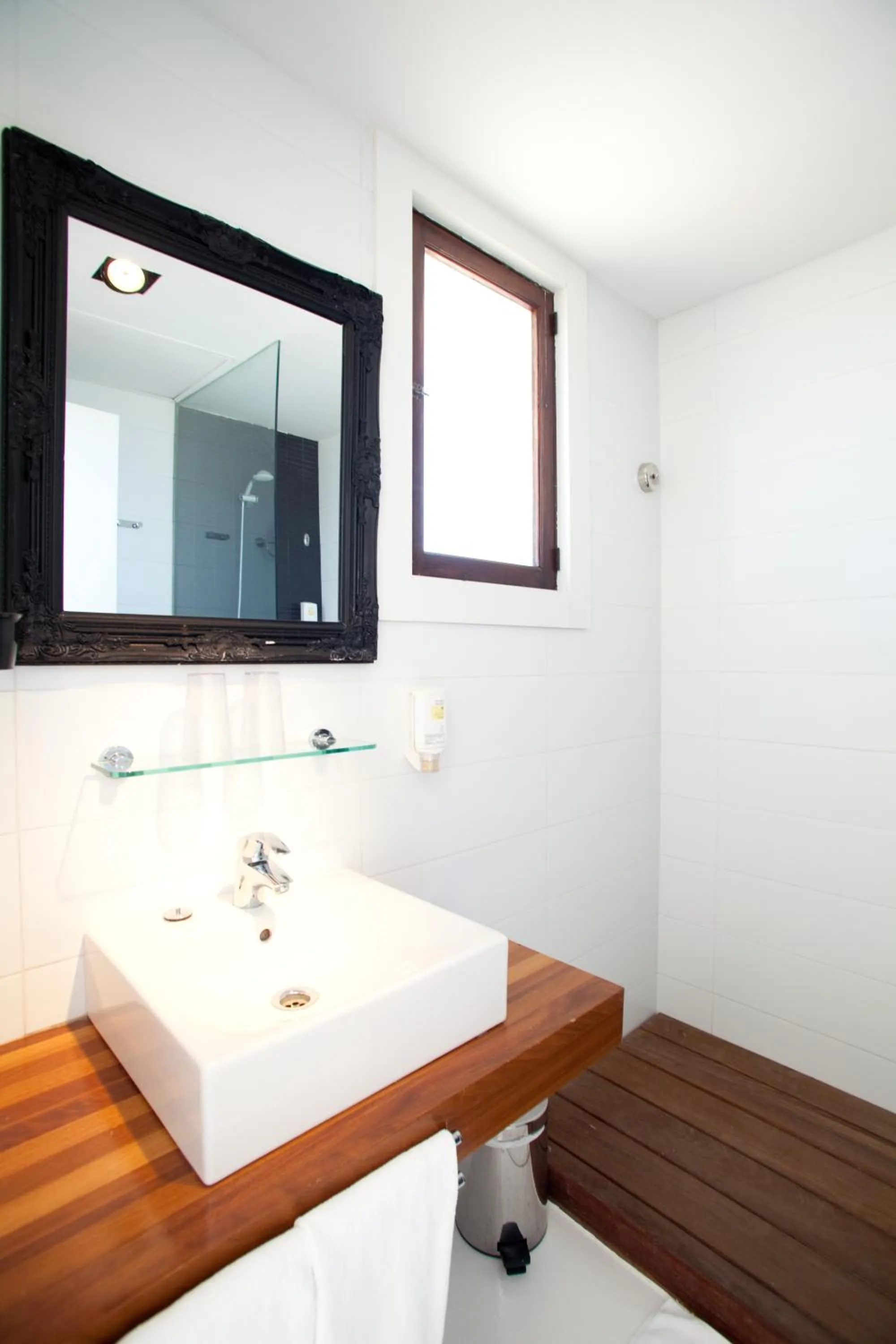 Shower in Hotel Zhero