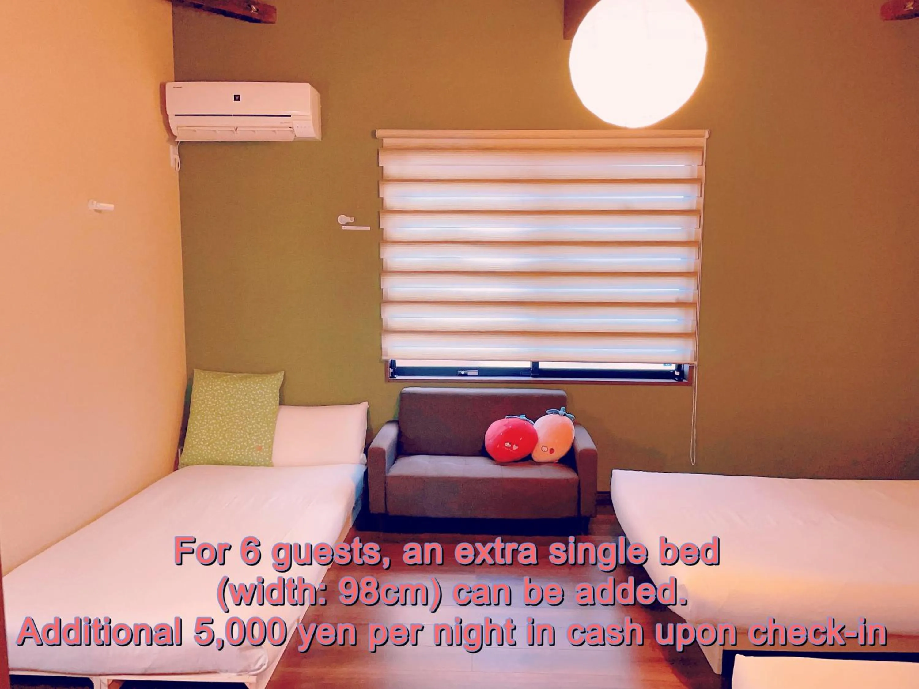 Text overlay, Bed in 桃夭庵 touyouan momo house kujo 一棟貸切