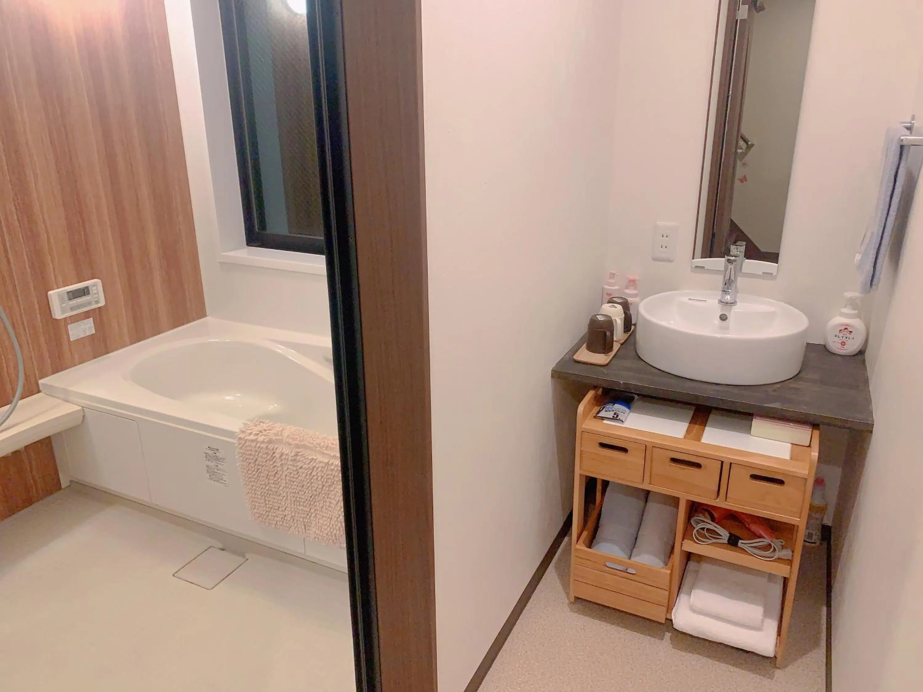 Bathroom, Bed in 桃夭庵 touyouan momo house kujo 一棟貸切