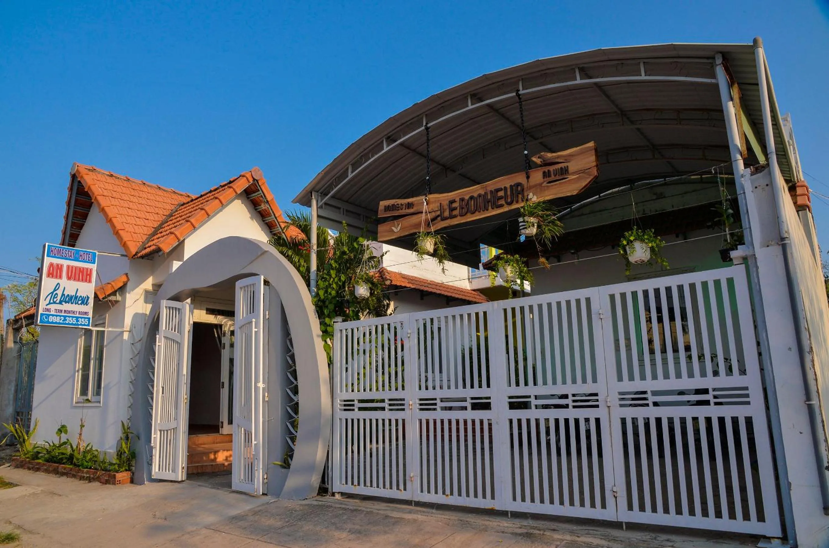 Facade/entrance in An Vinh Analog House - LE BONHEUR