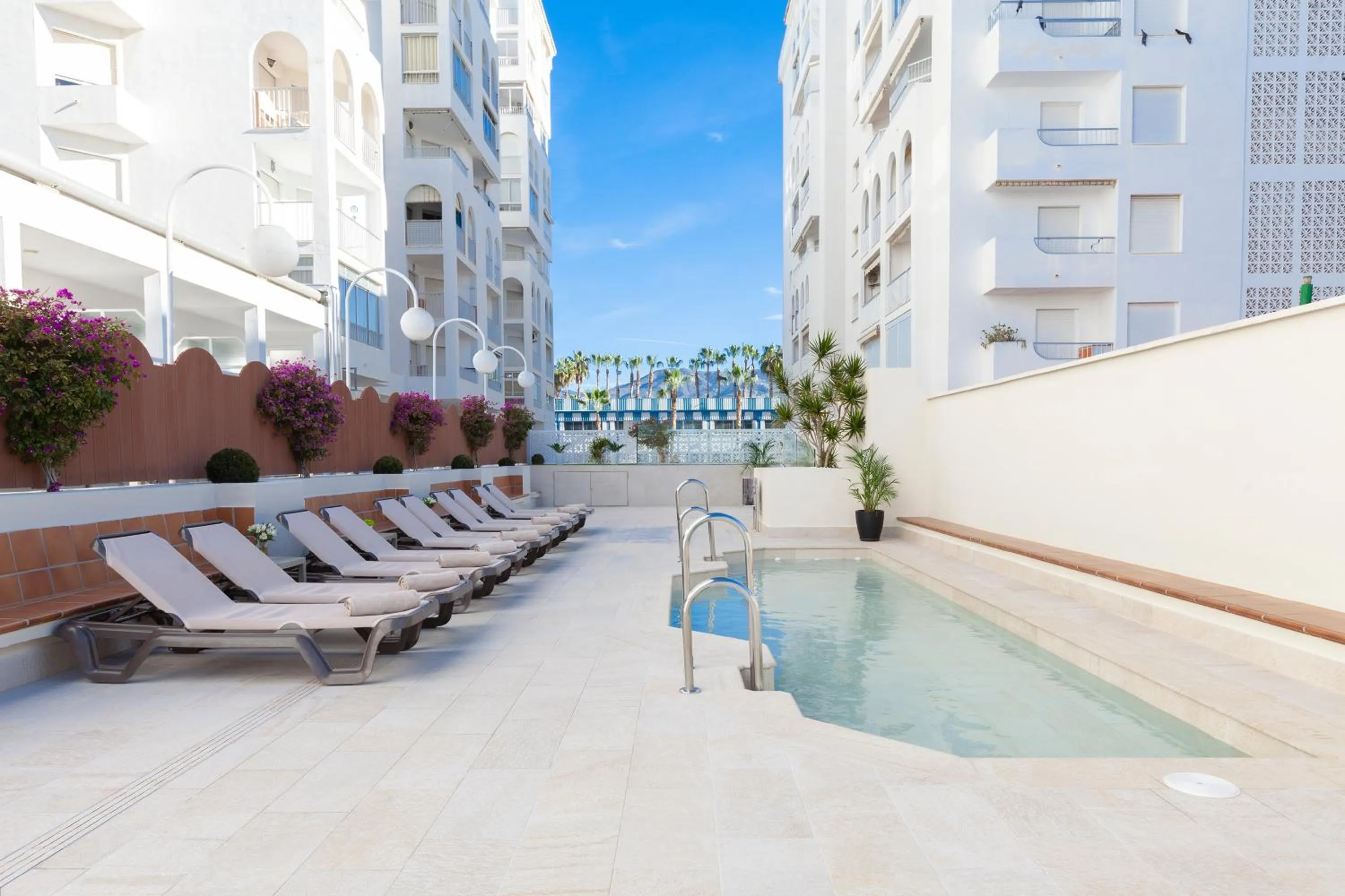 Swimming pool in Hotel Helios Costa Tropical