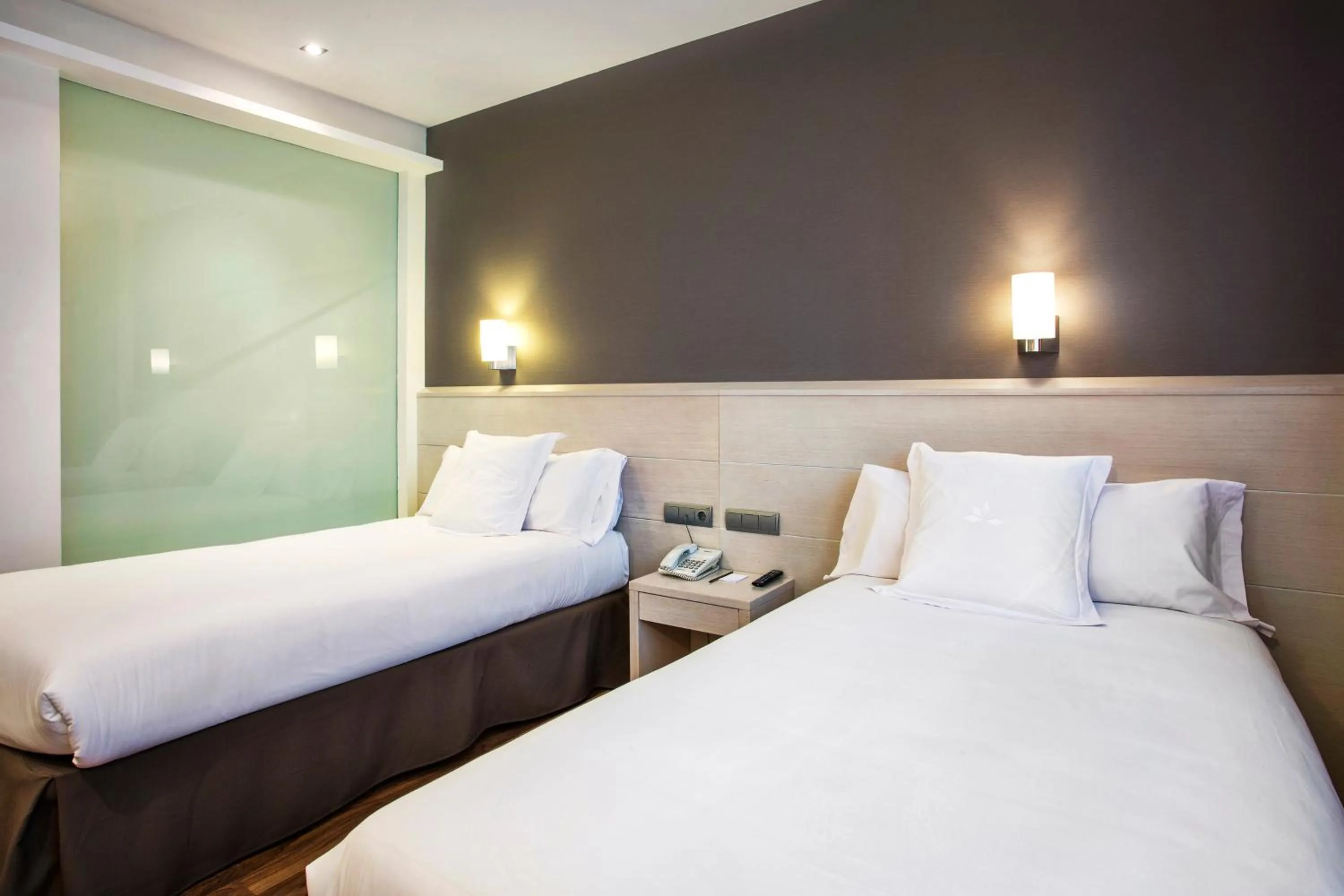 Photo of the whole room, Bed in AZZ Valencia Táctica Hotel