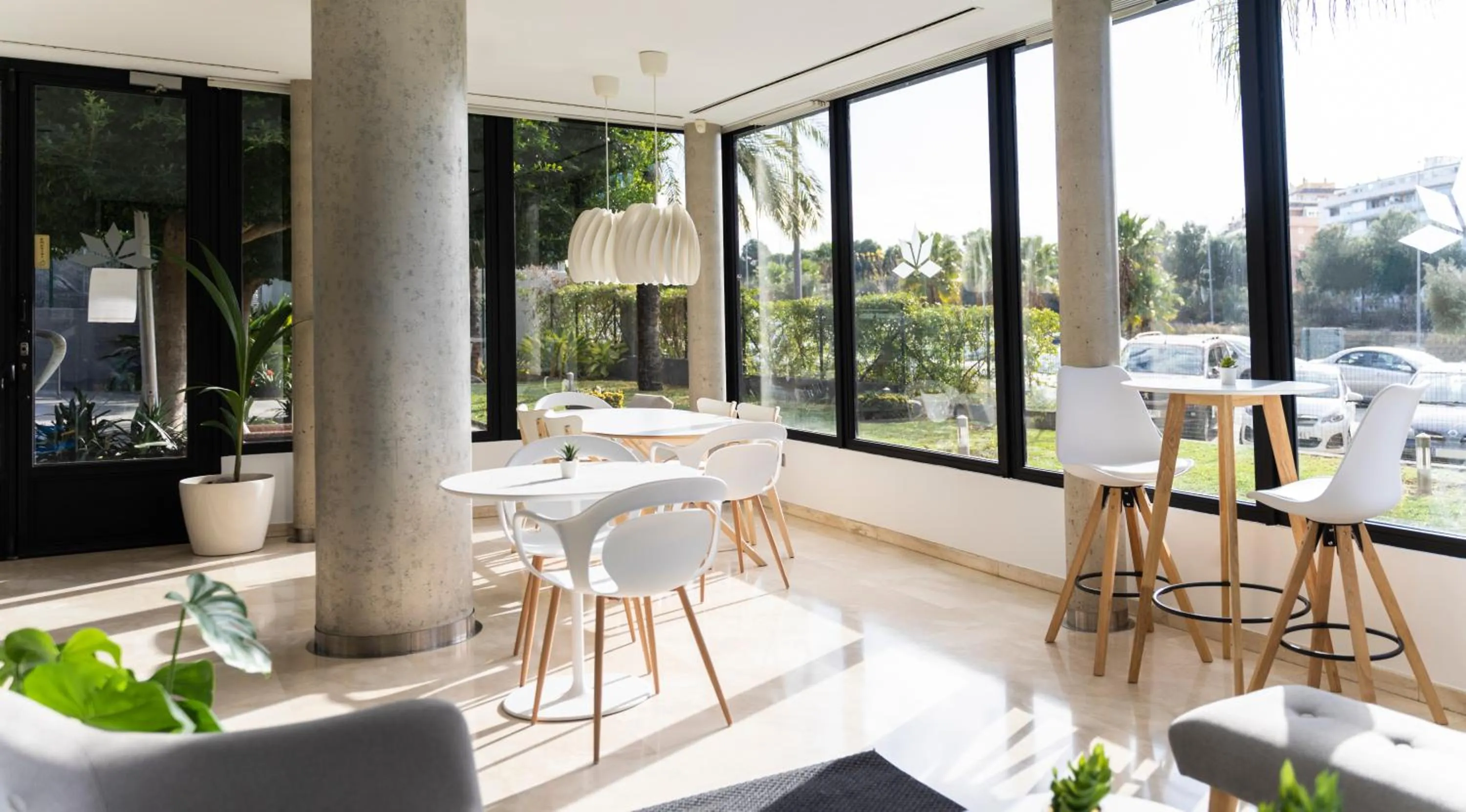 Communal lounge/ TV room in AZZ Valencia Táctica Hotel