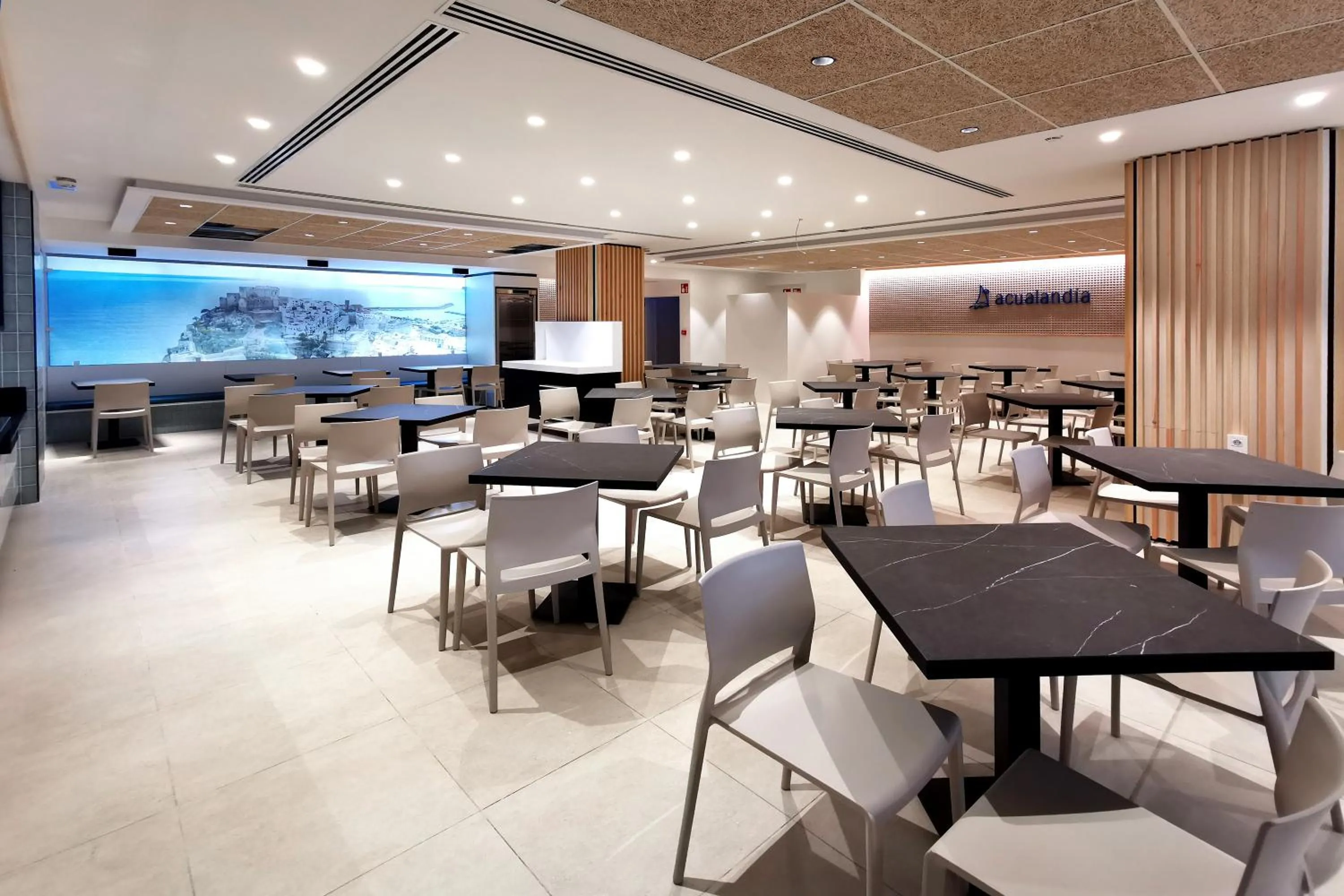 Restaurant/places to eat in Aparthotel Acualandia