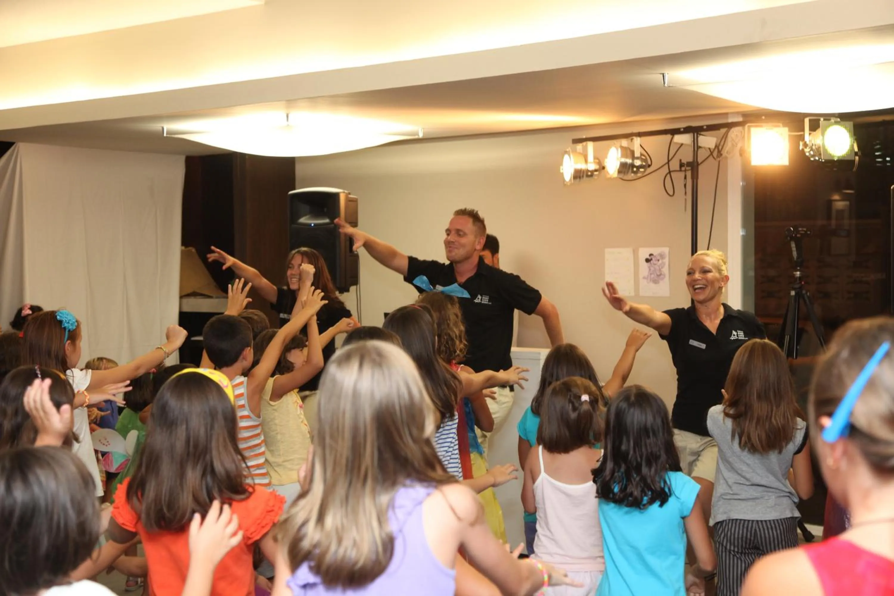 Evening entertainment in Aparthotel Acualandia