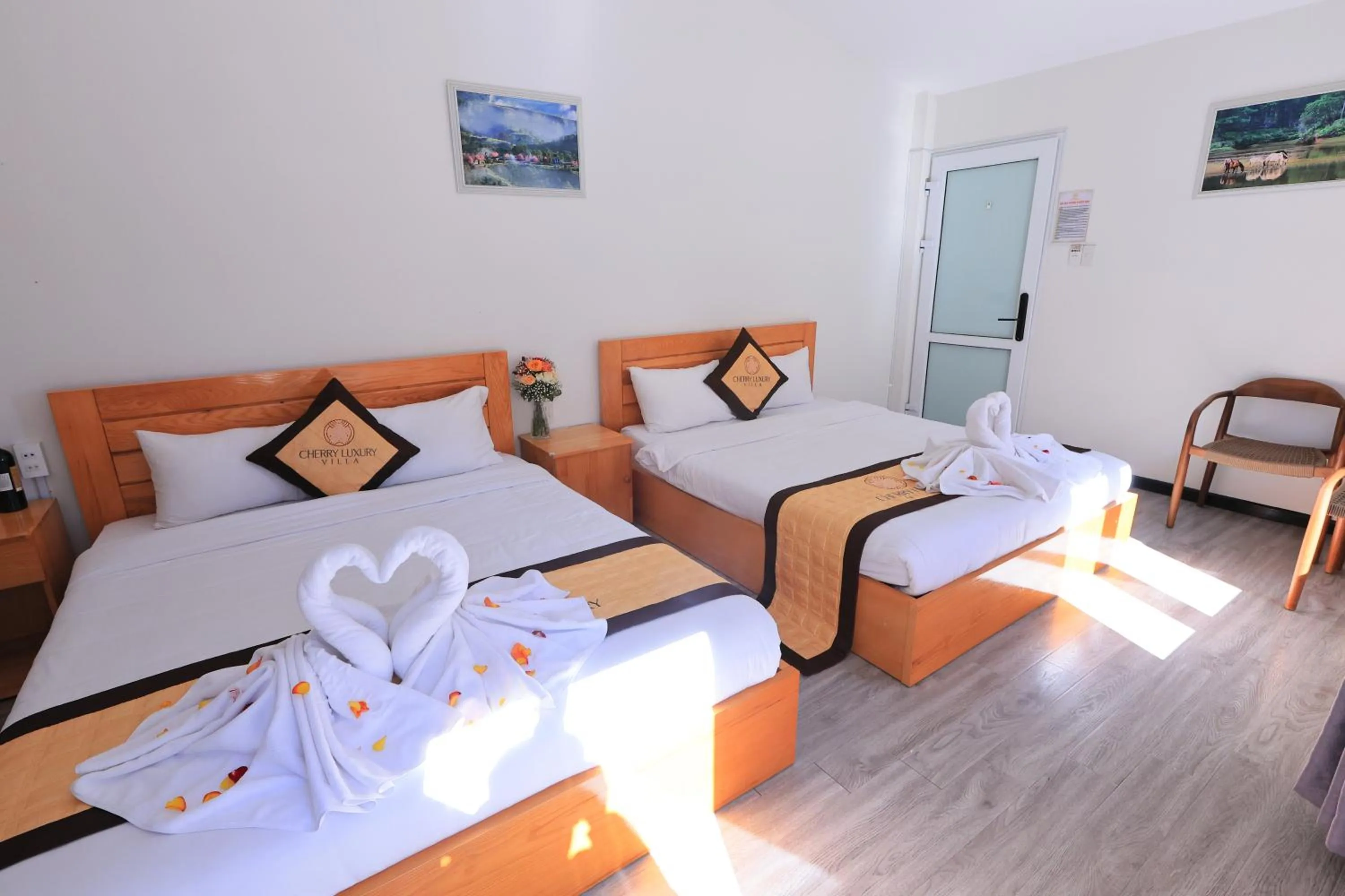 Bedroom, Bed in Cherry Luxury Hotel