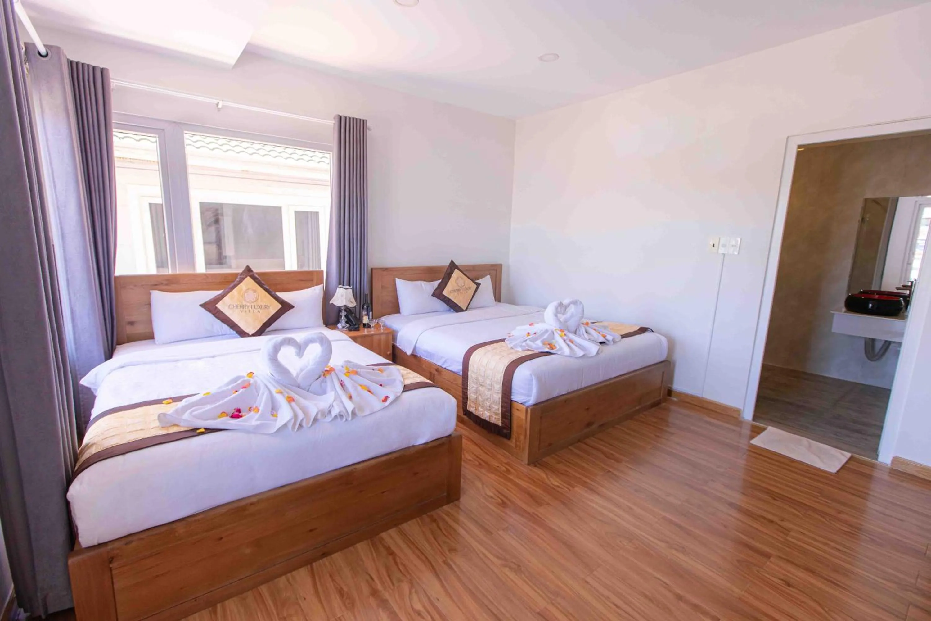 Bedroom, Bed in Cherry Luxury Hotel