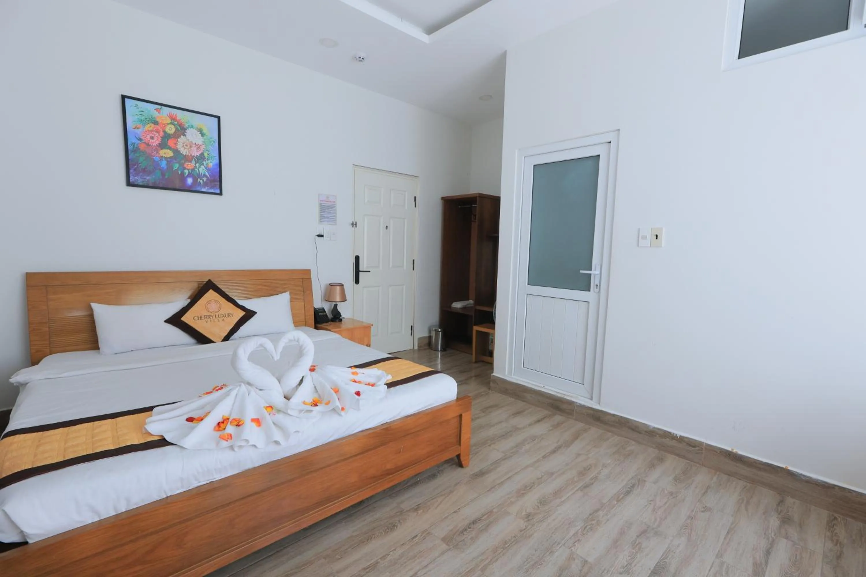 Bedroom, Bed in Cherry Luxury Hotel