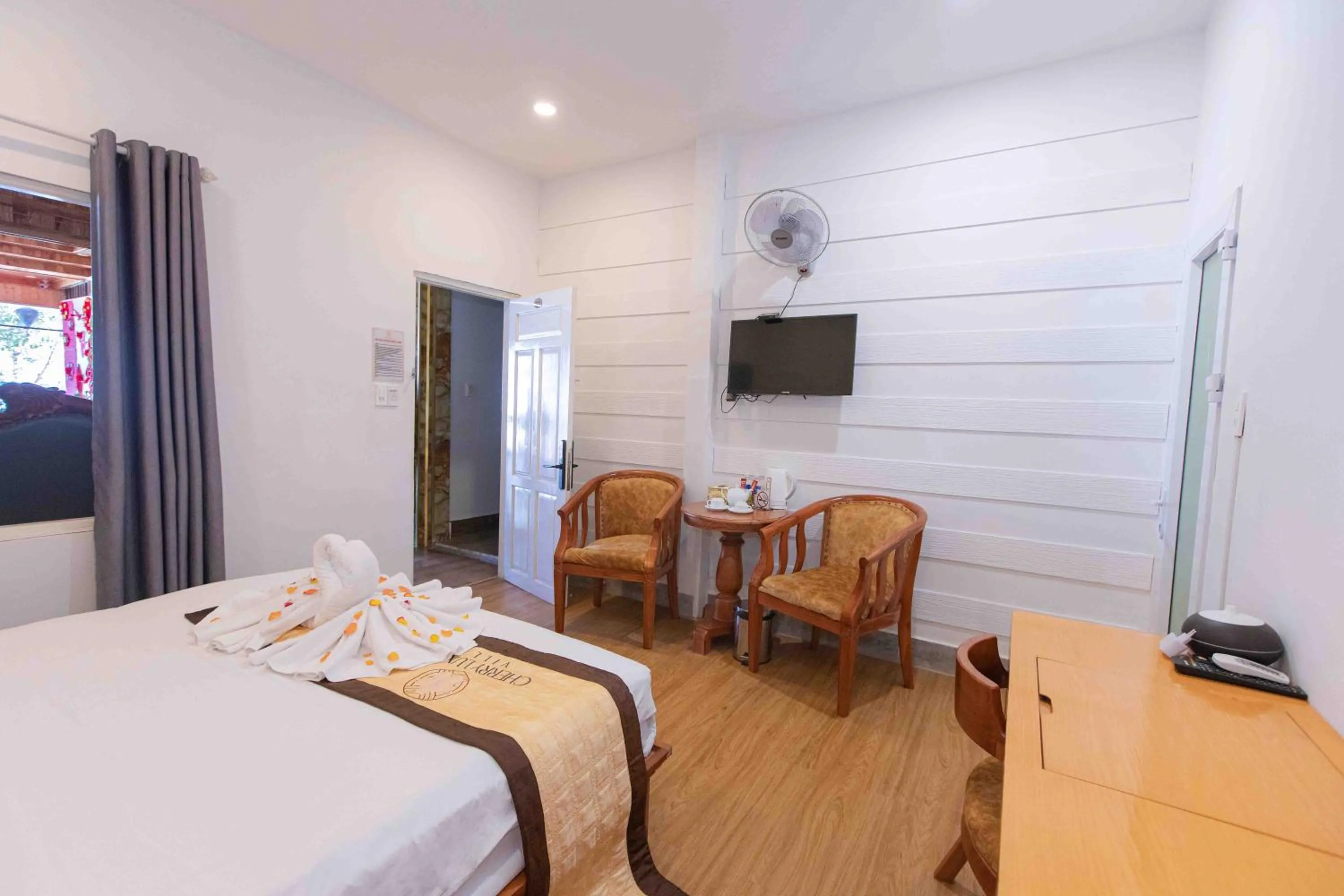 Bedroom, Bed in Cherry Luxury Hotel