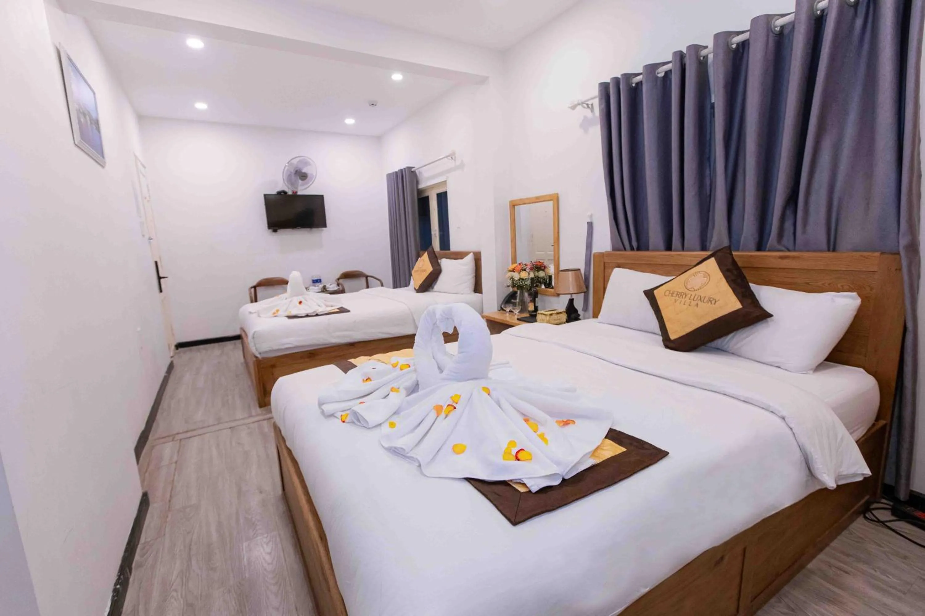 Bedroom, Bed in Cherry Luxury Hotel