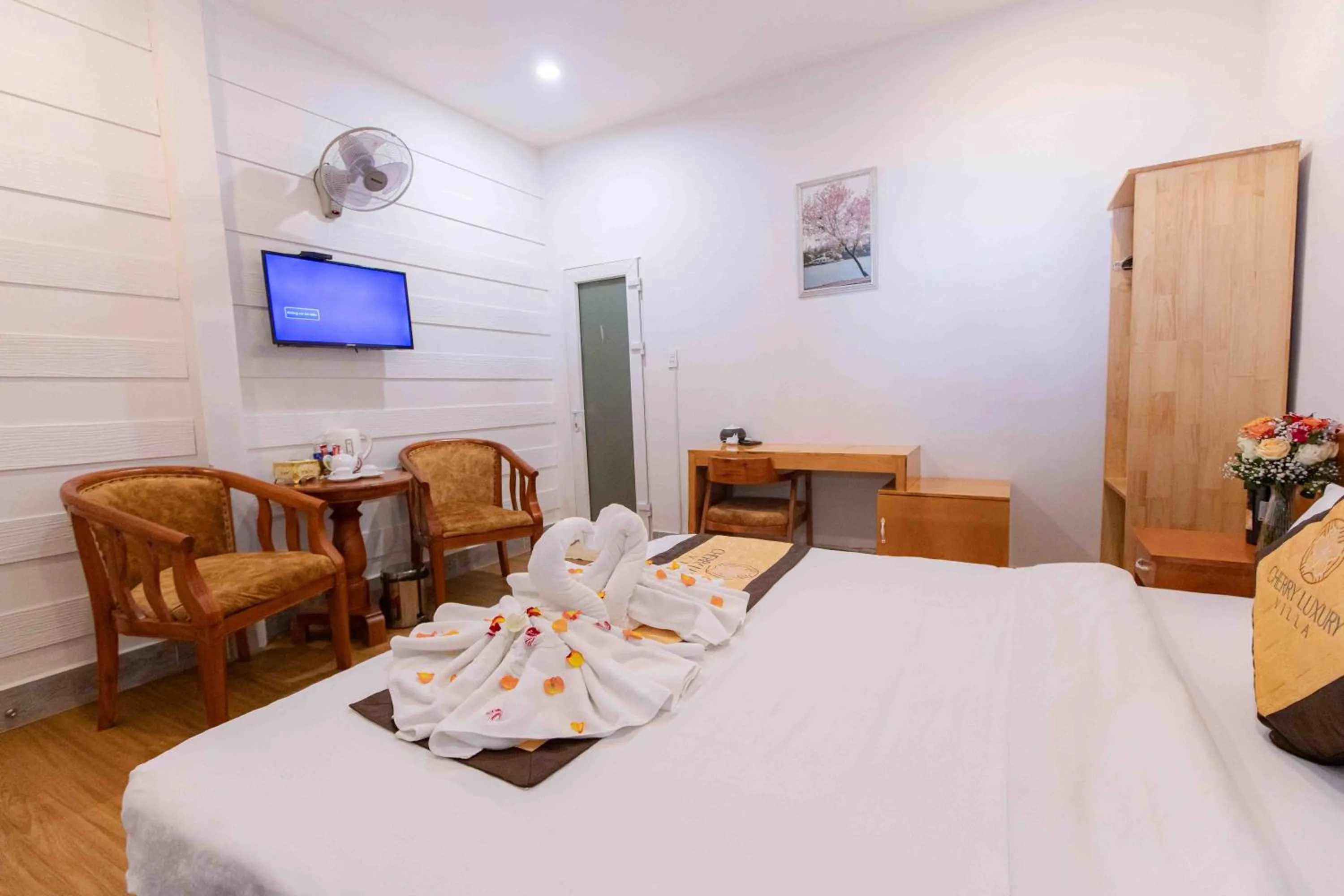 Bedroom, Bed in Cherry Luxury Hotel