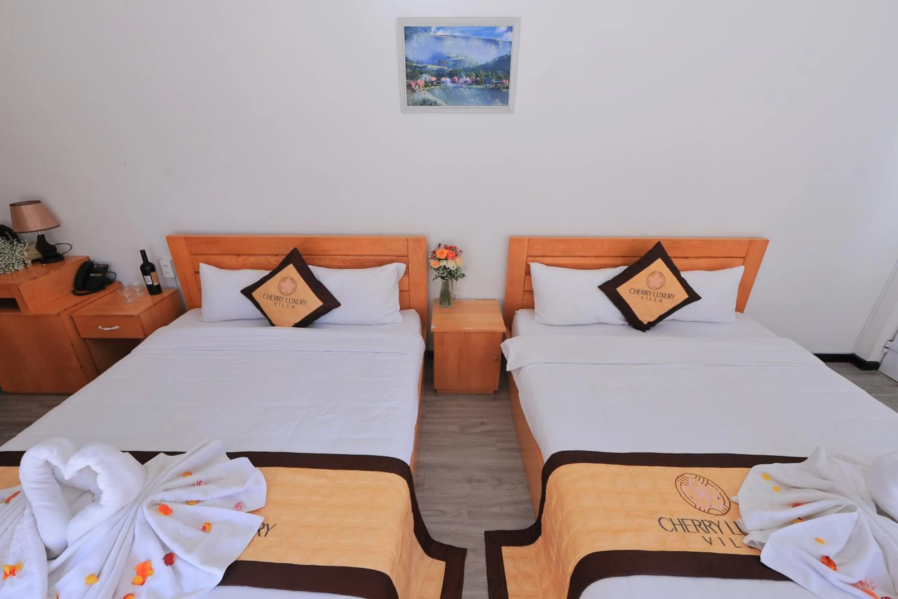 Bedroom, Bed in Cherry Luxury Hotel