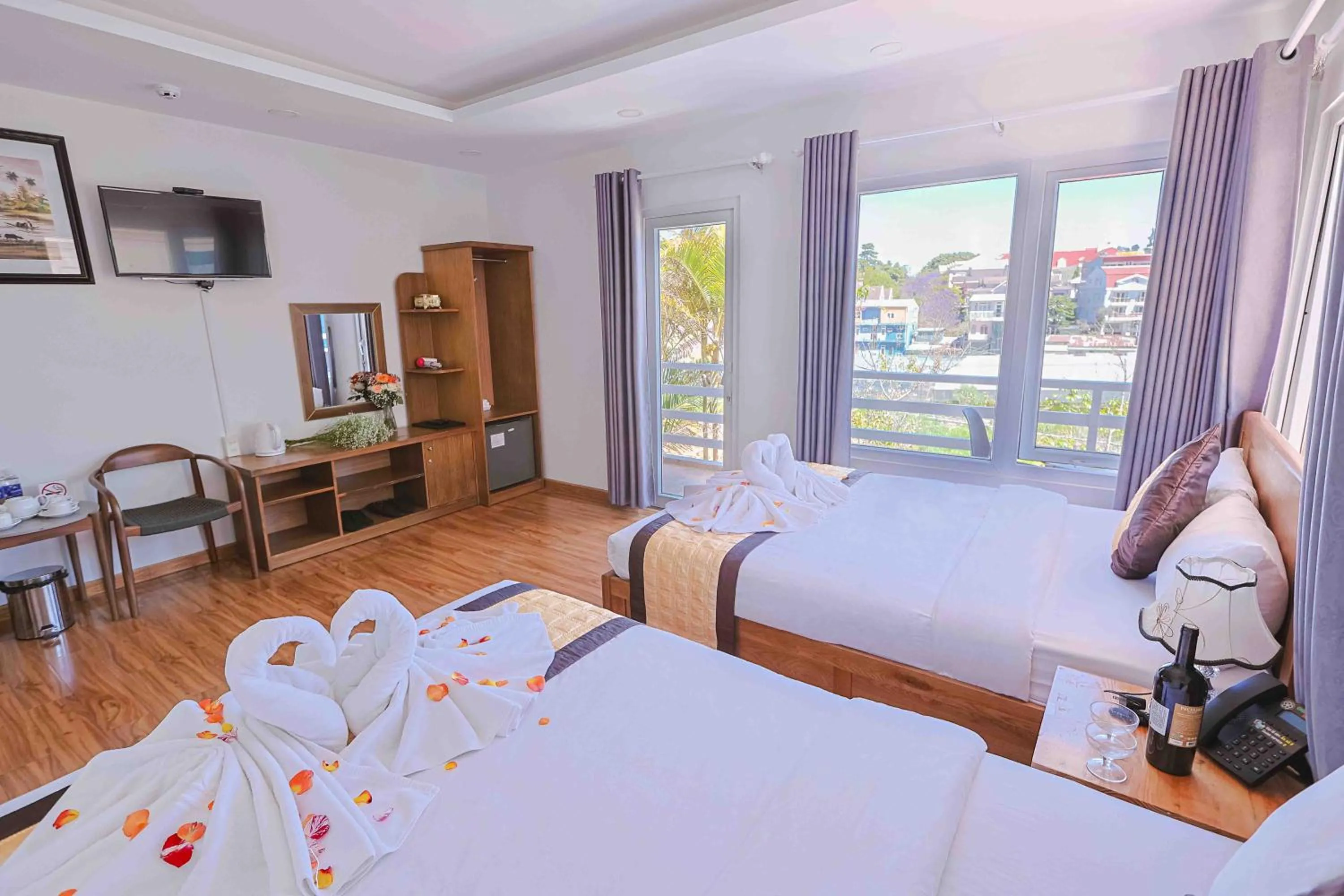 Bedroom, Bed in Cherry Luxury Hotel