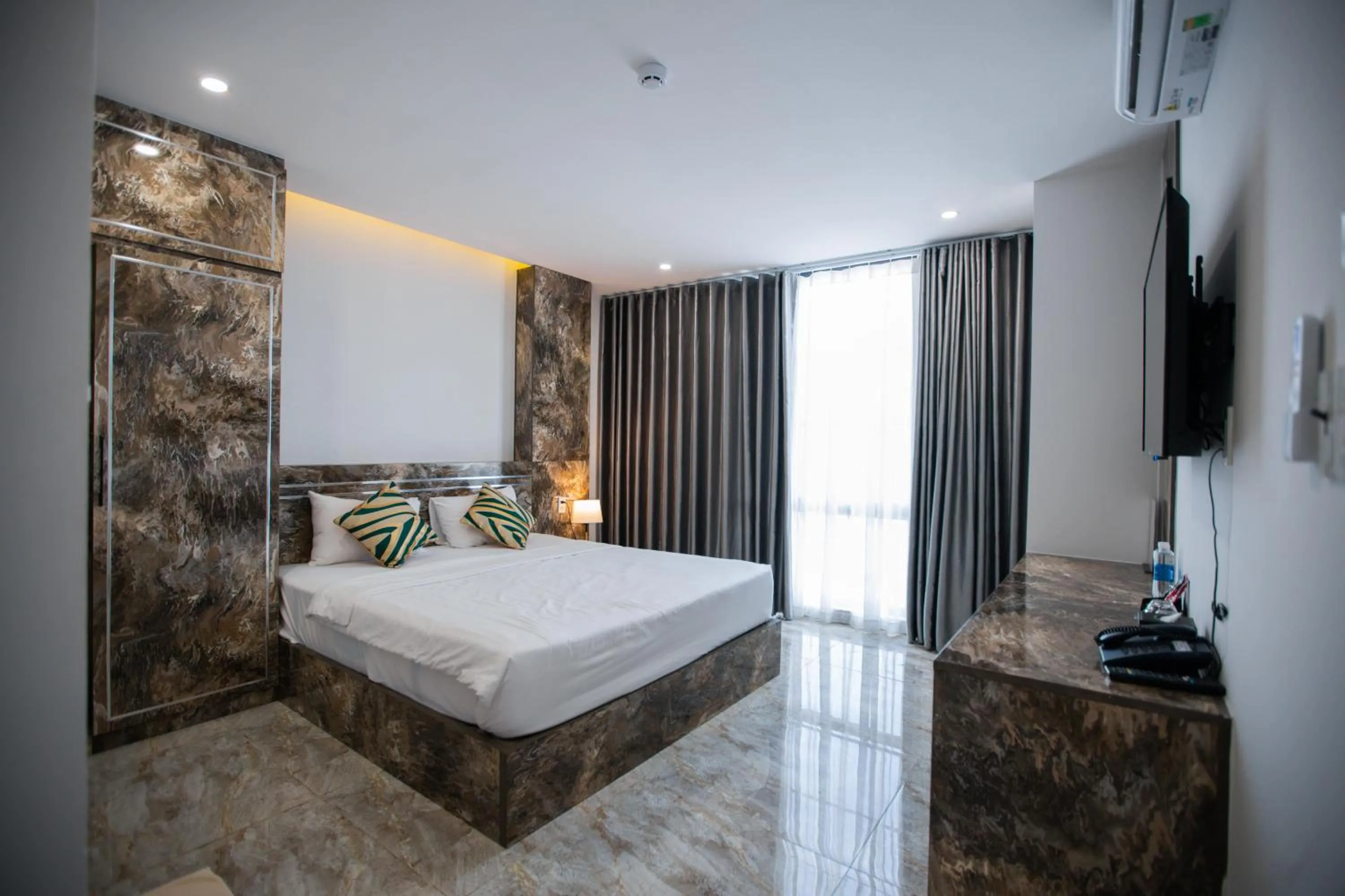 Photo of the whole room, Bed in Riverside 1 Hotel