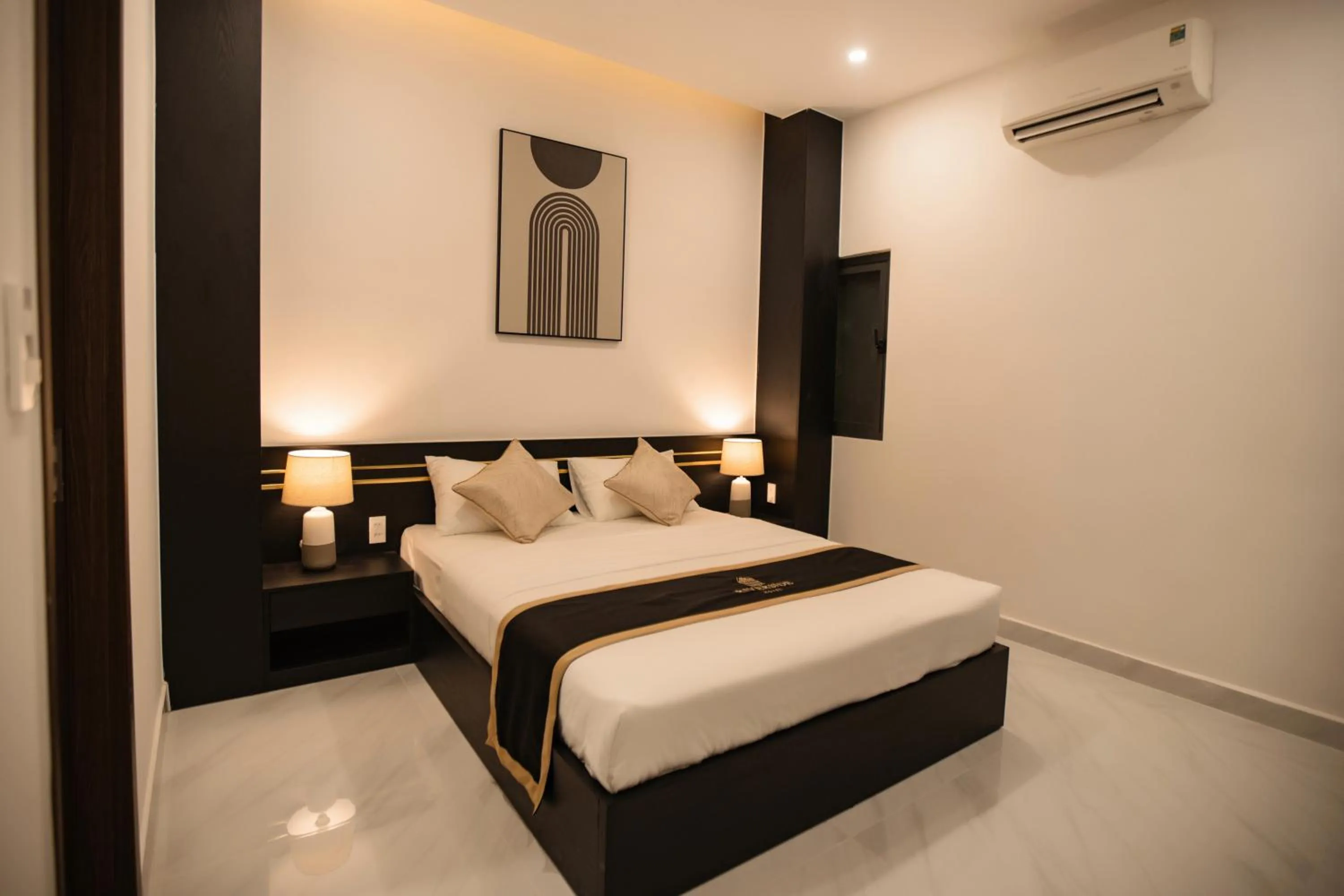 Photo of the whole room, Bed in Riverside 1 Hotel