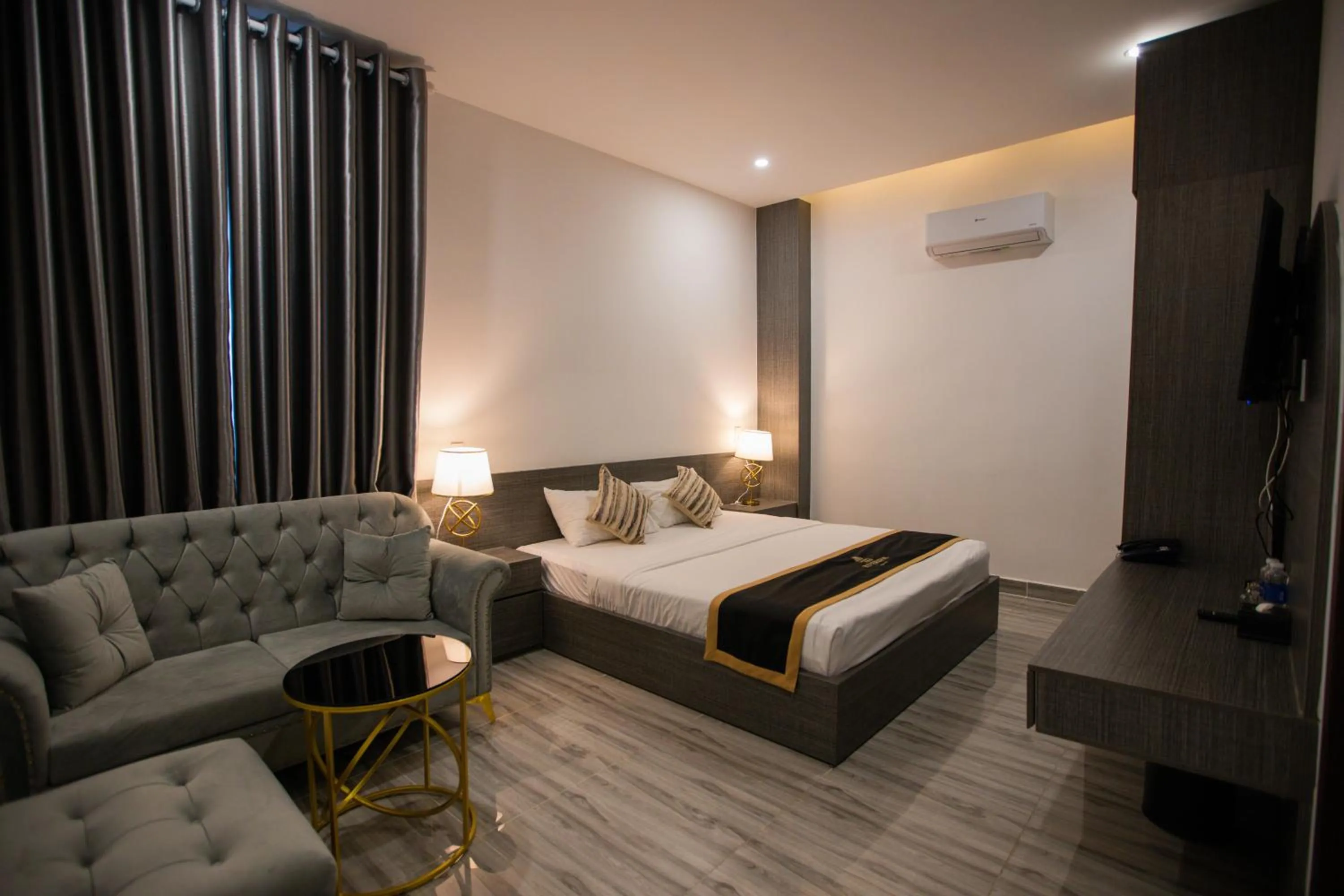 Photo of the whole room, Bed in Riverside 1 Hotel