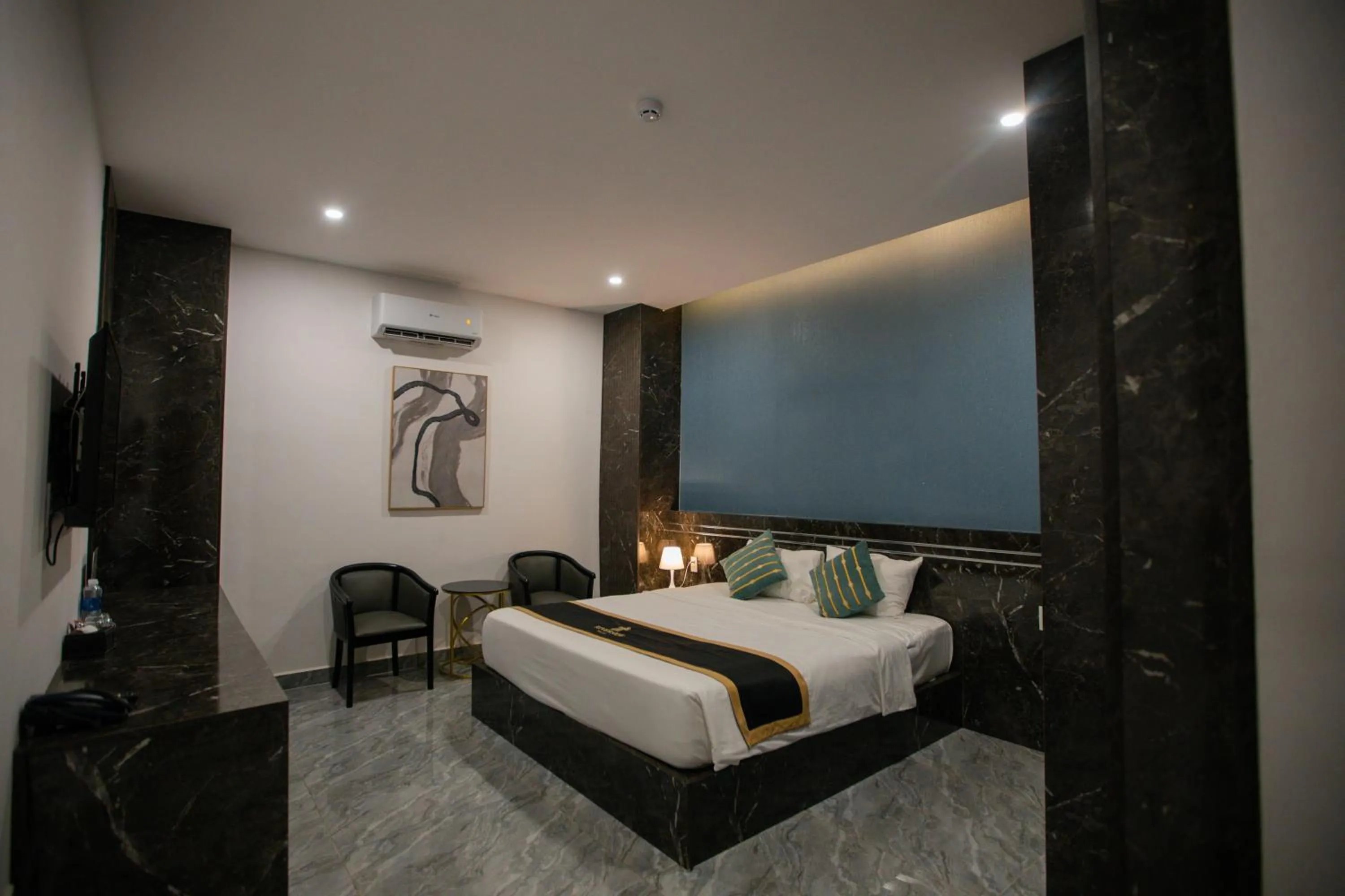 Photo of the whole room, Bed in Riverside 1 Hotel