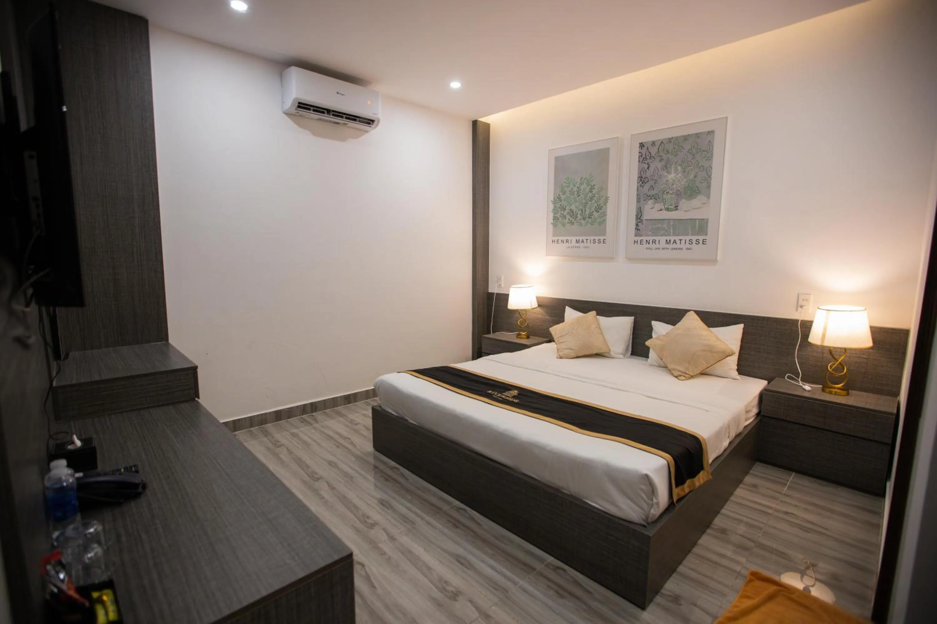 Photo of the whole room, Bed in Riverside 1 Hotel