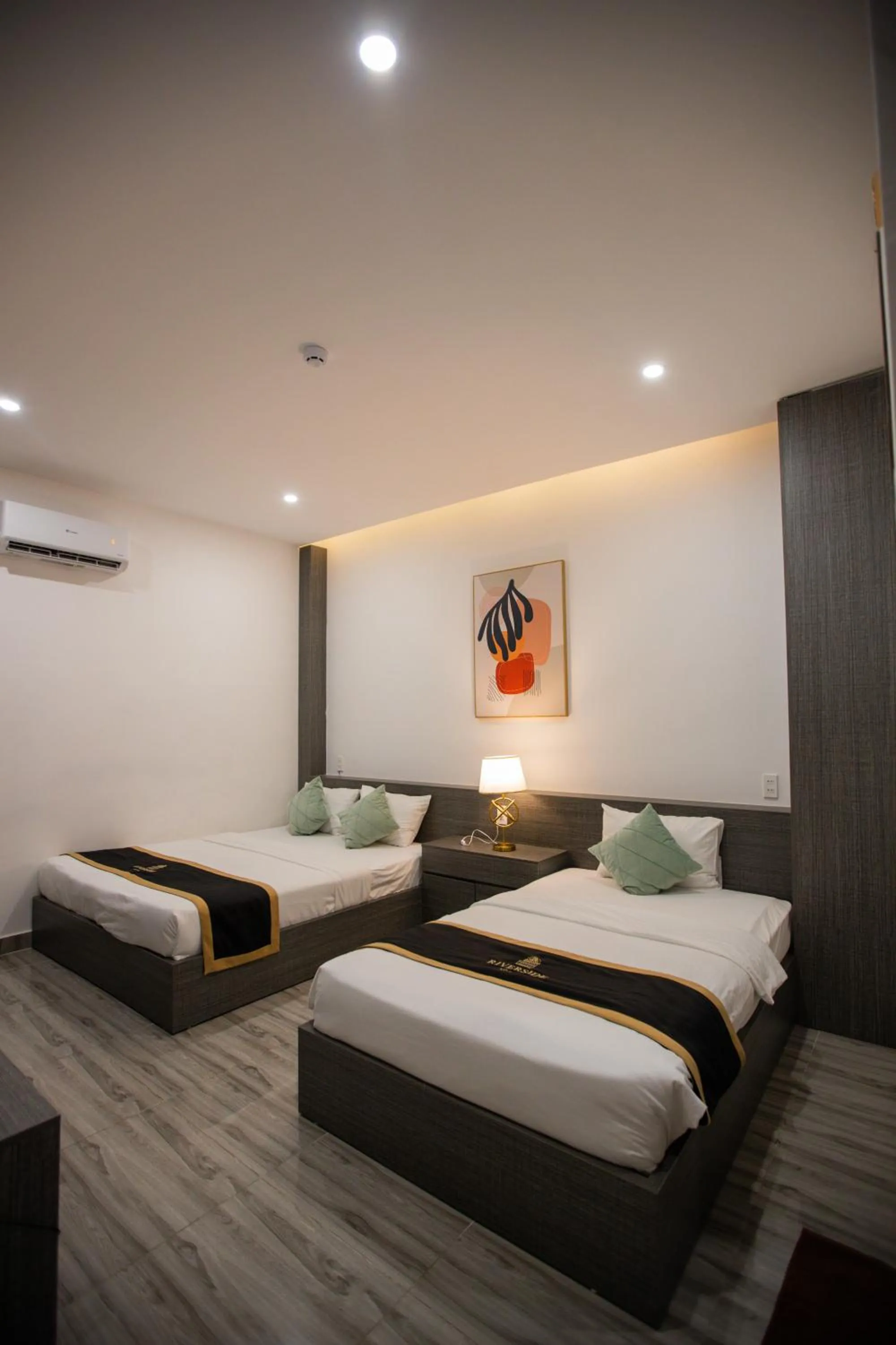 Seating area, Bed in Riverside 1 Hotel