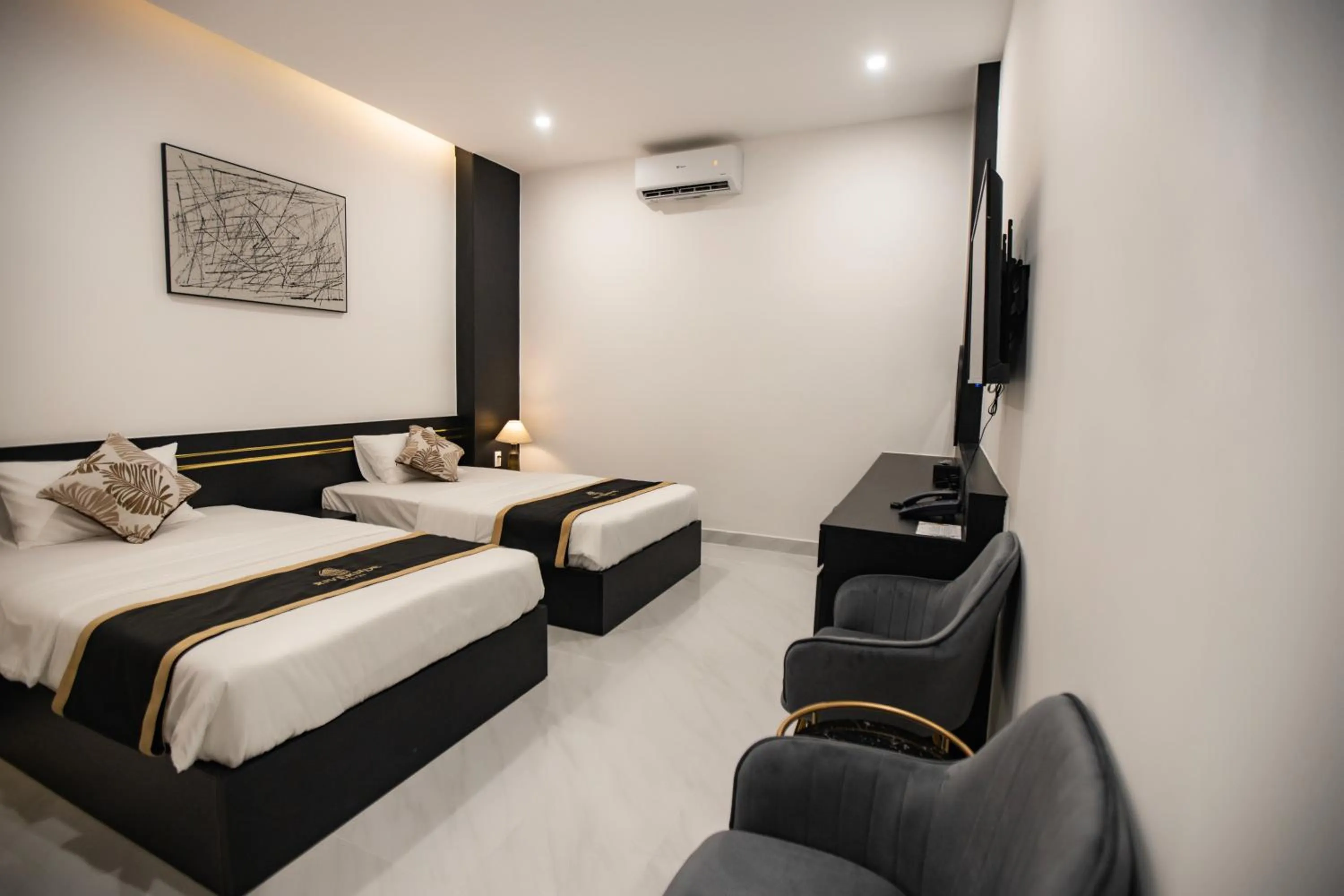 Photo of the whole room, Bed in Riverside 1 Hotel