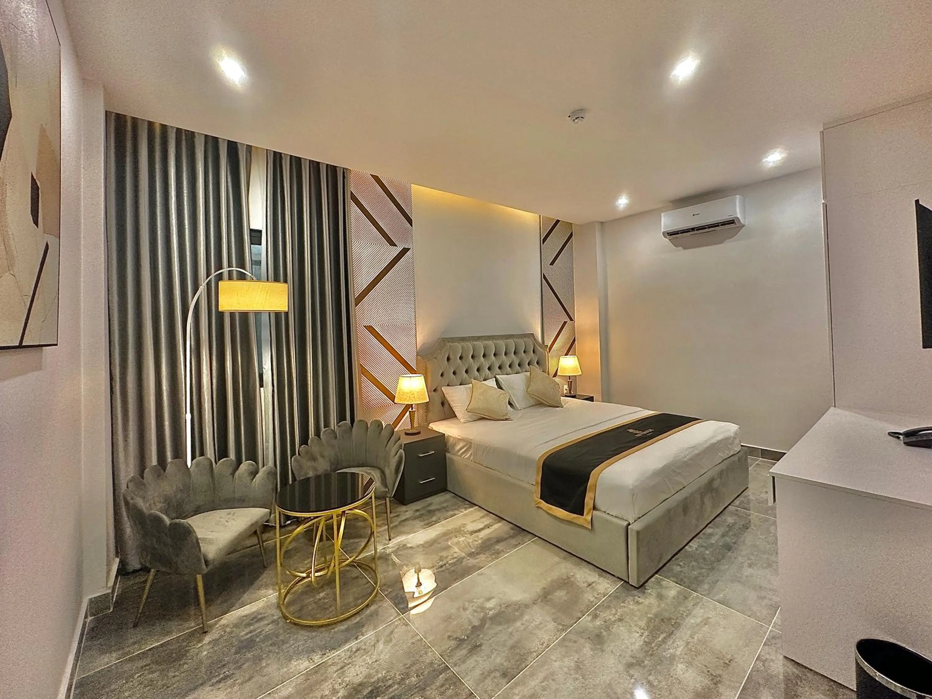 TV and multimedia, Bed in Riverside 1 Hotel