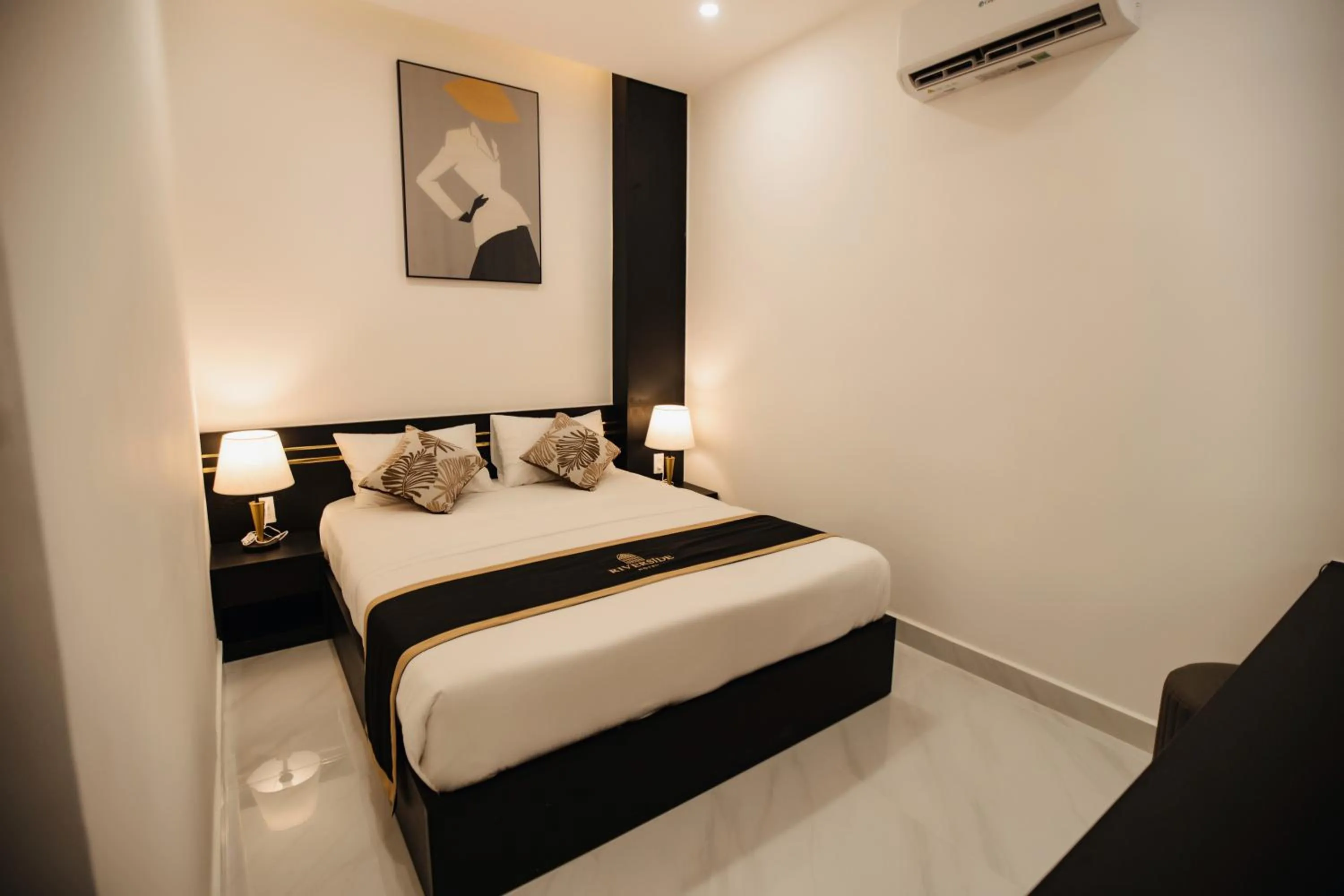 Photo of the whole room, Bed in Riverside 1 Hotel