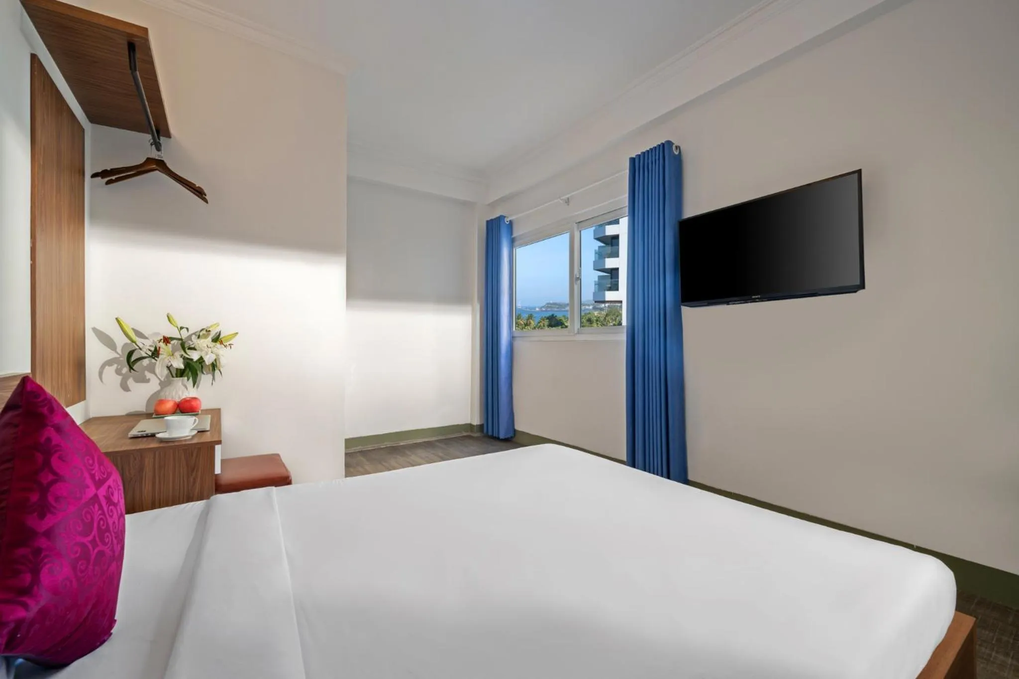 Communal lounge/ TV room, Bed in NAMI HOTEL Nha Trang