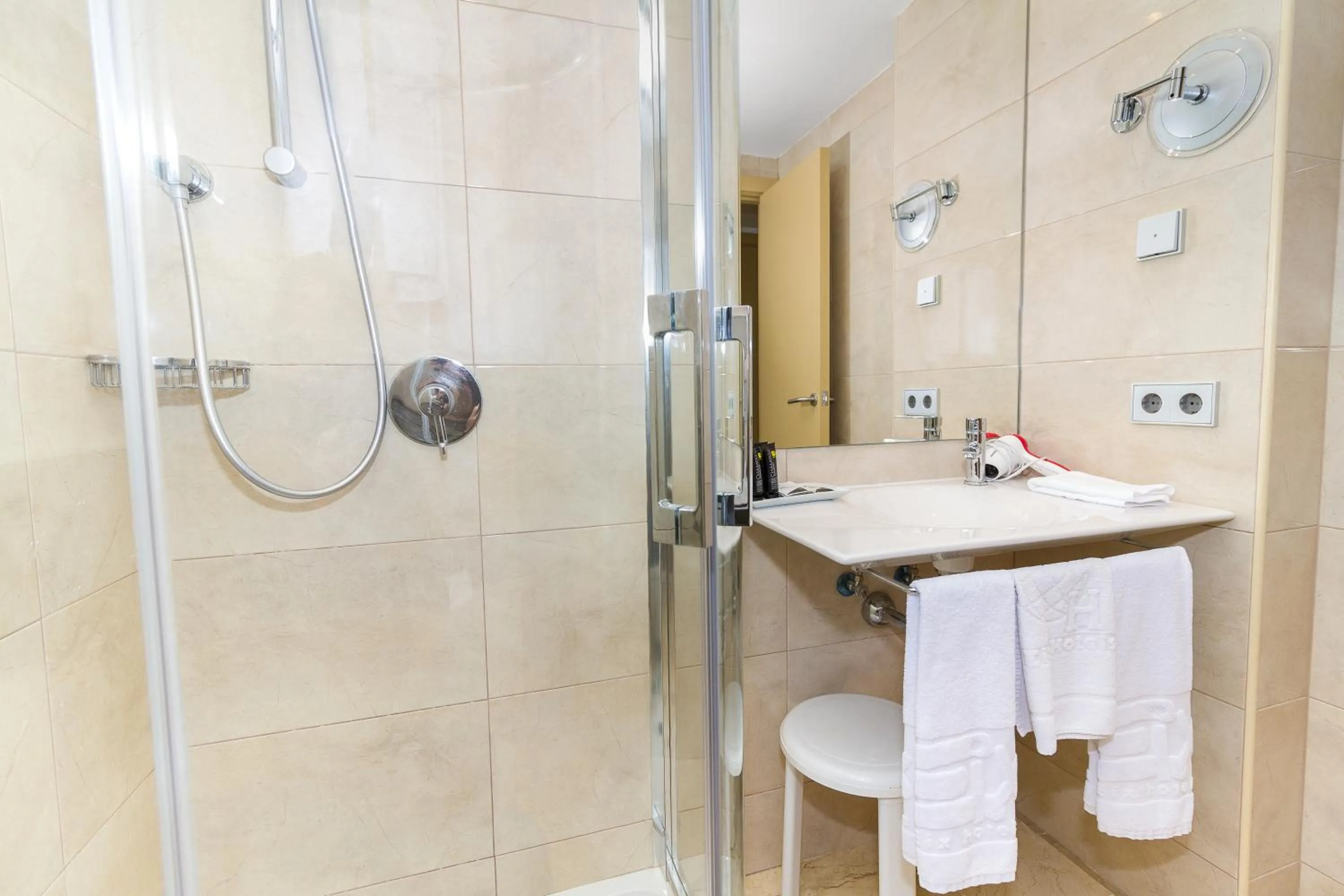 Bathroom in Eix Platja Daurada Hotel & SPA