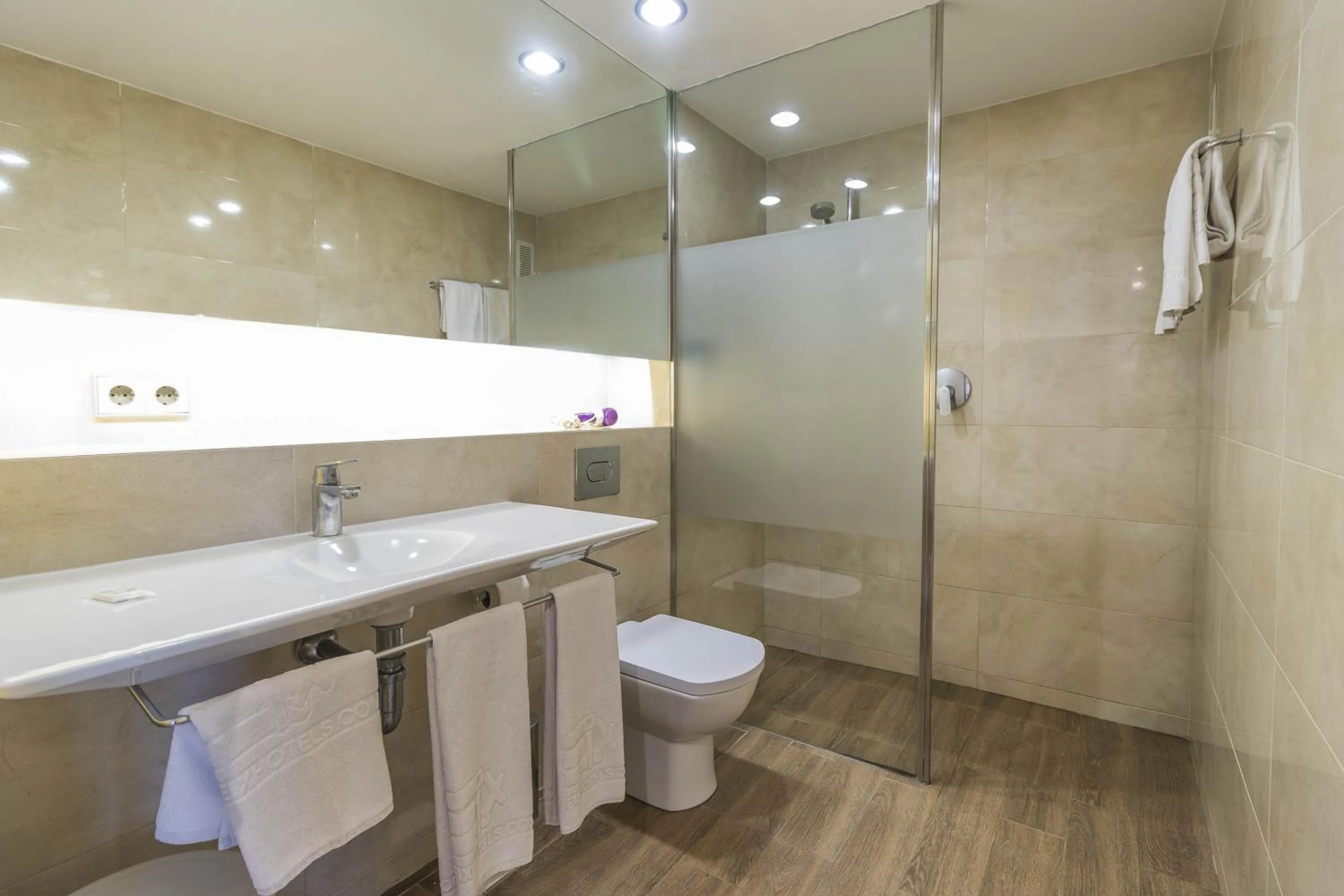 Bathroom in Eix Platja Daurada Hotel & SPA