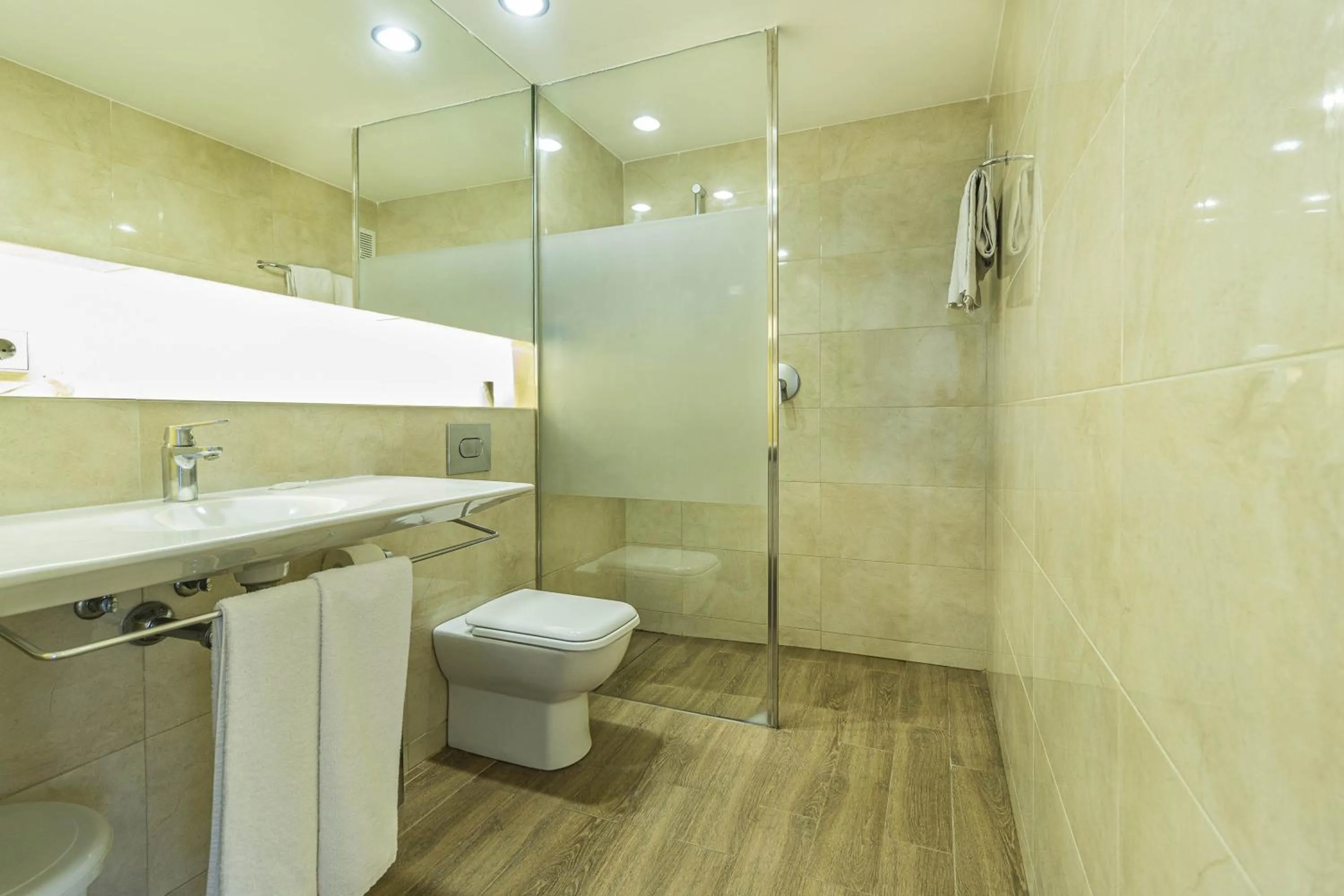 Bathroom in Eix Platja Daurada Hotel & SPA