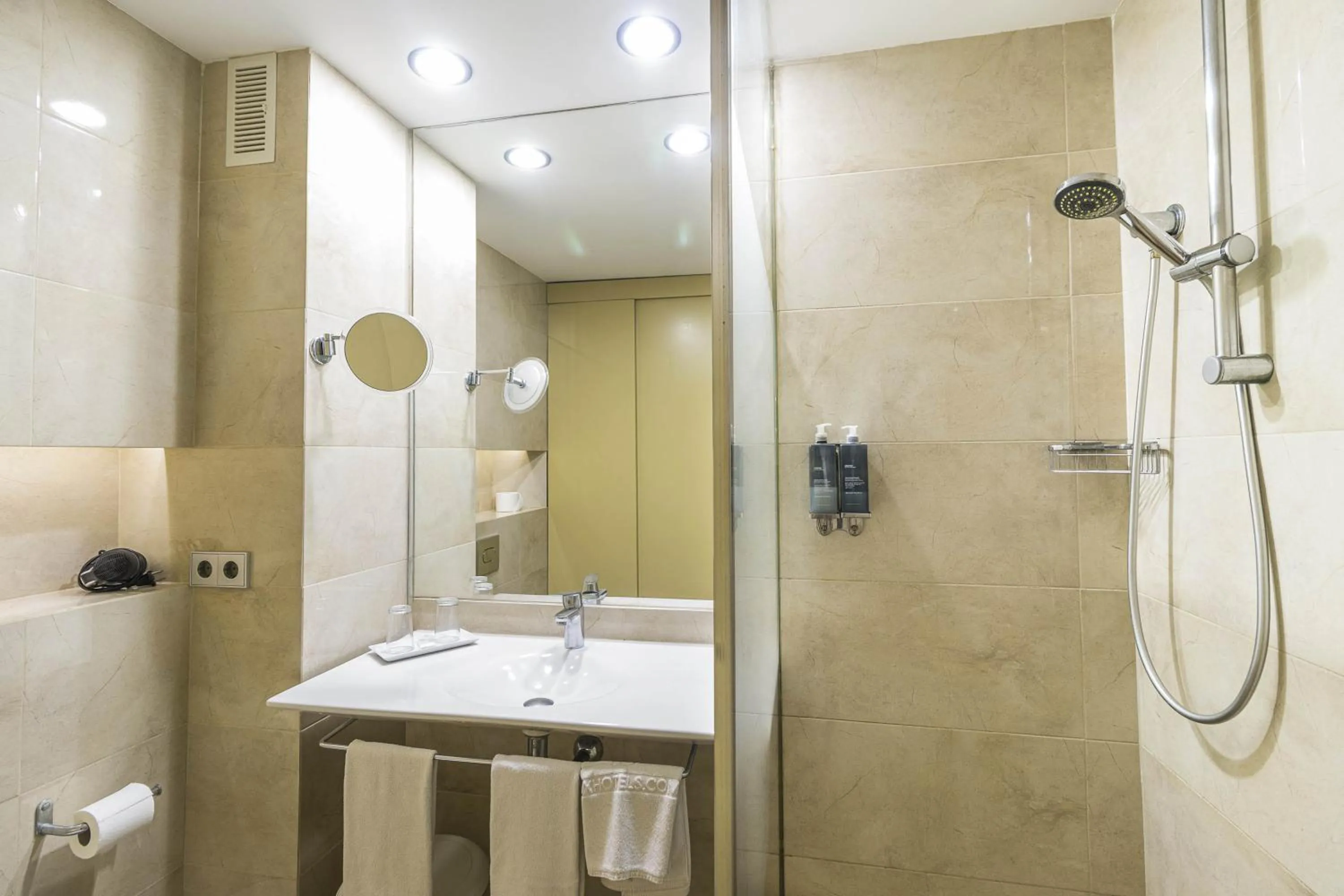 Bathroom in Eix Platja Daurada Hotel & SPA