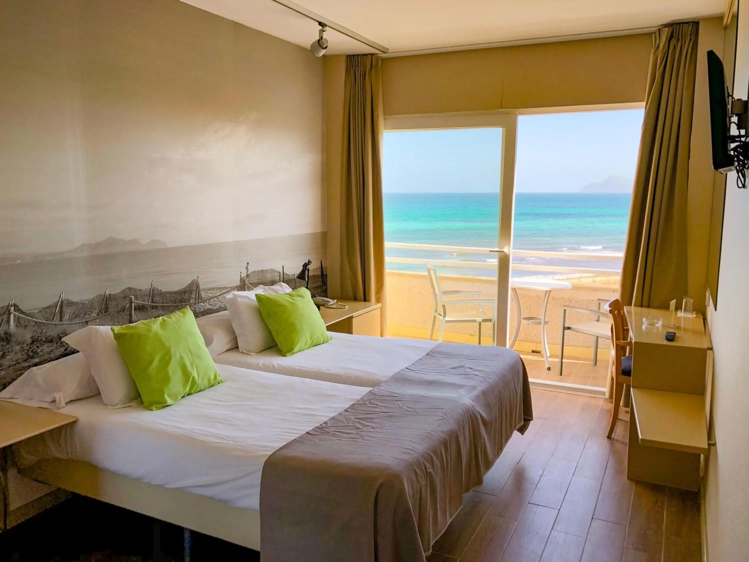 Photo of the whole room, Bed in Eix Platja Daurada Hotel & SPA