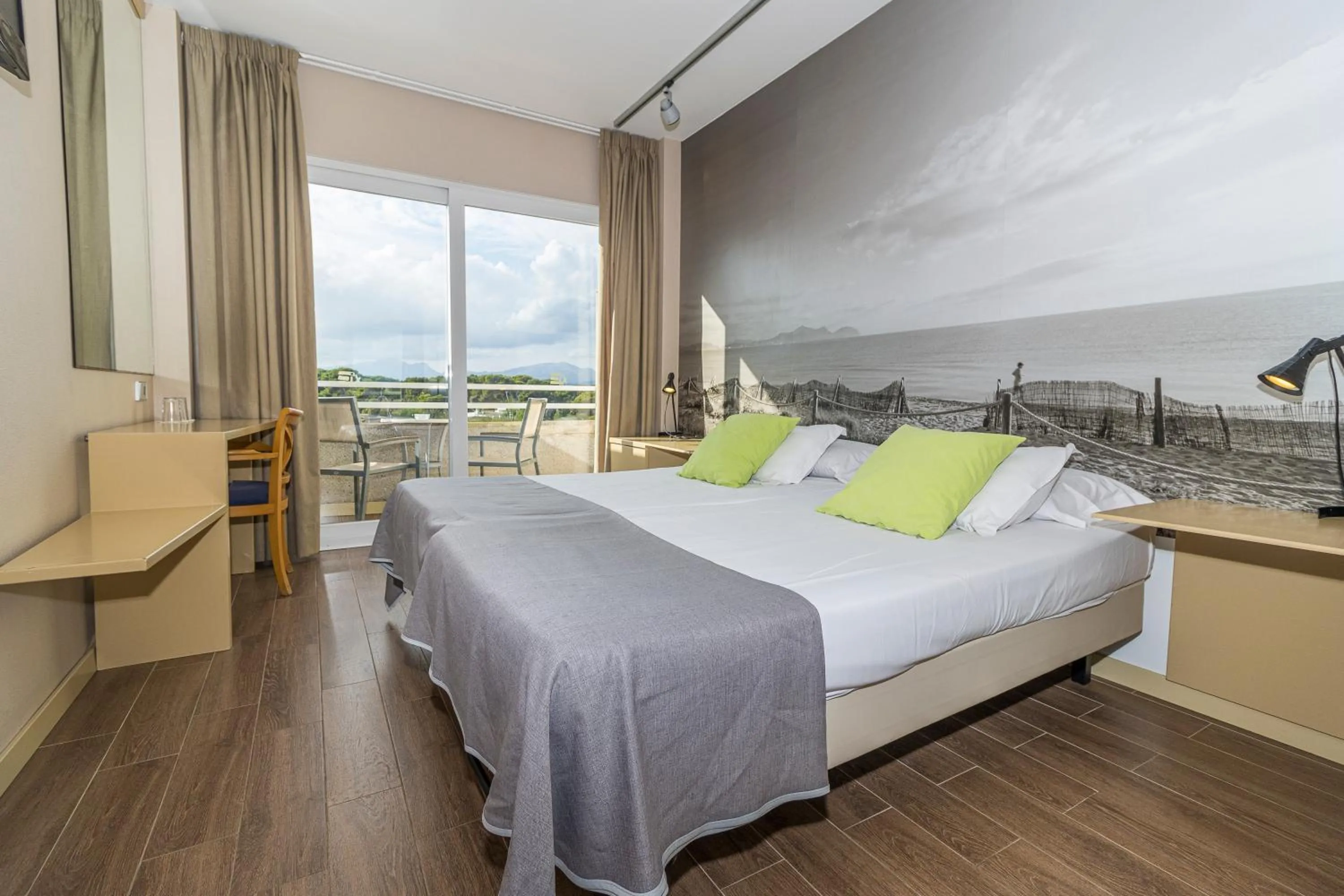 Photo of the whole room, Bed in Eix Platja Daurada Hotel & SPA