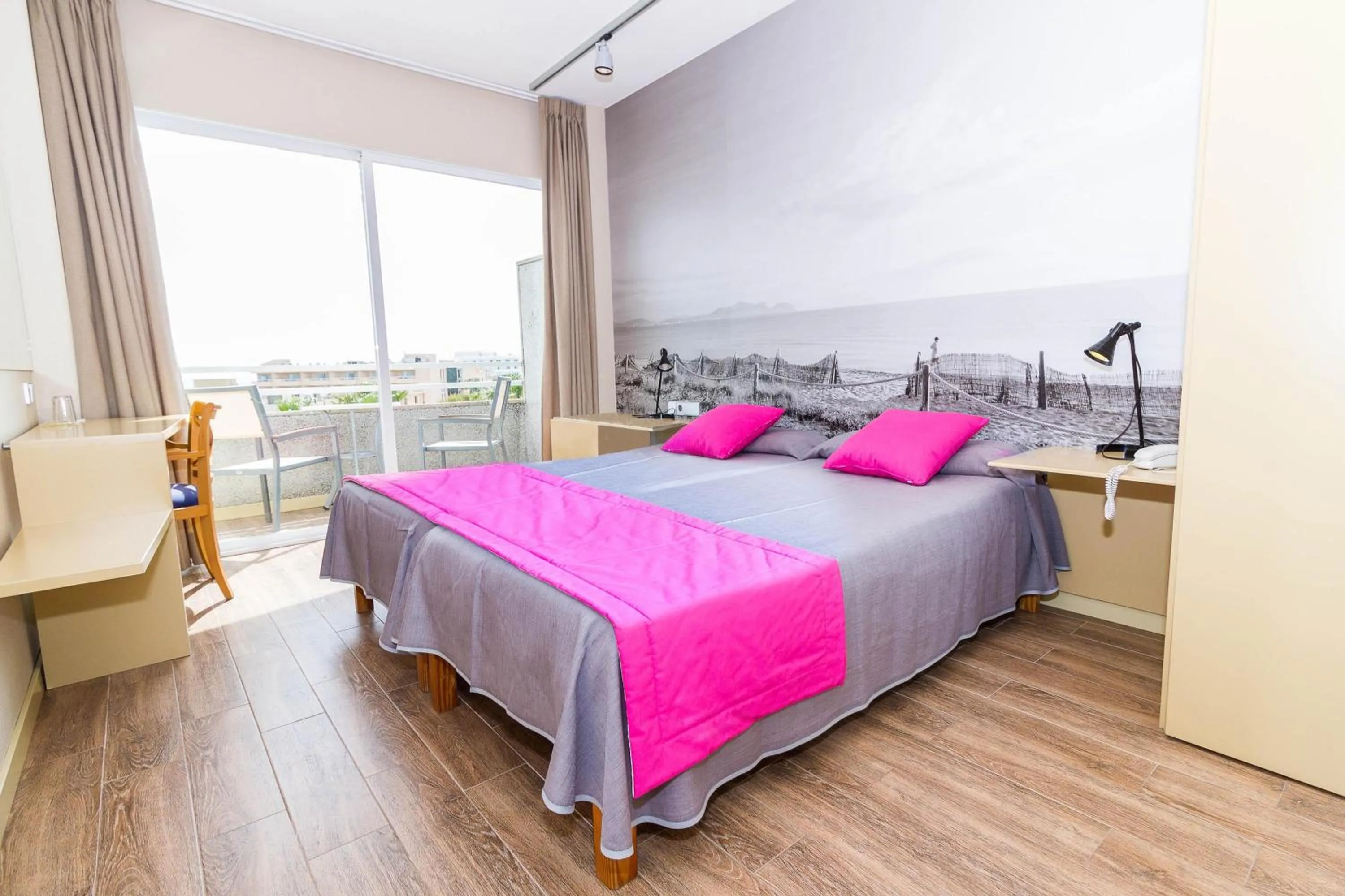 Photo of the whole room, Bed in Eix Platja Daurada Hotel & SPA