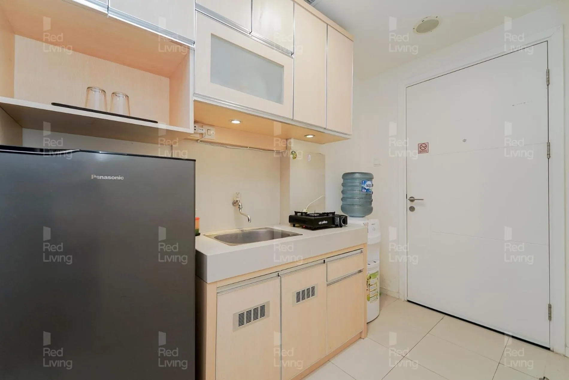 Kitchen or kitchenette in RedLiving Apartemen Parahyangan Residence - Anton Rooms