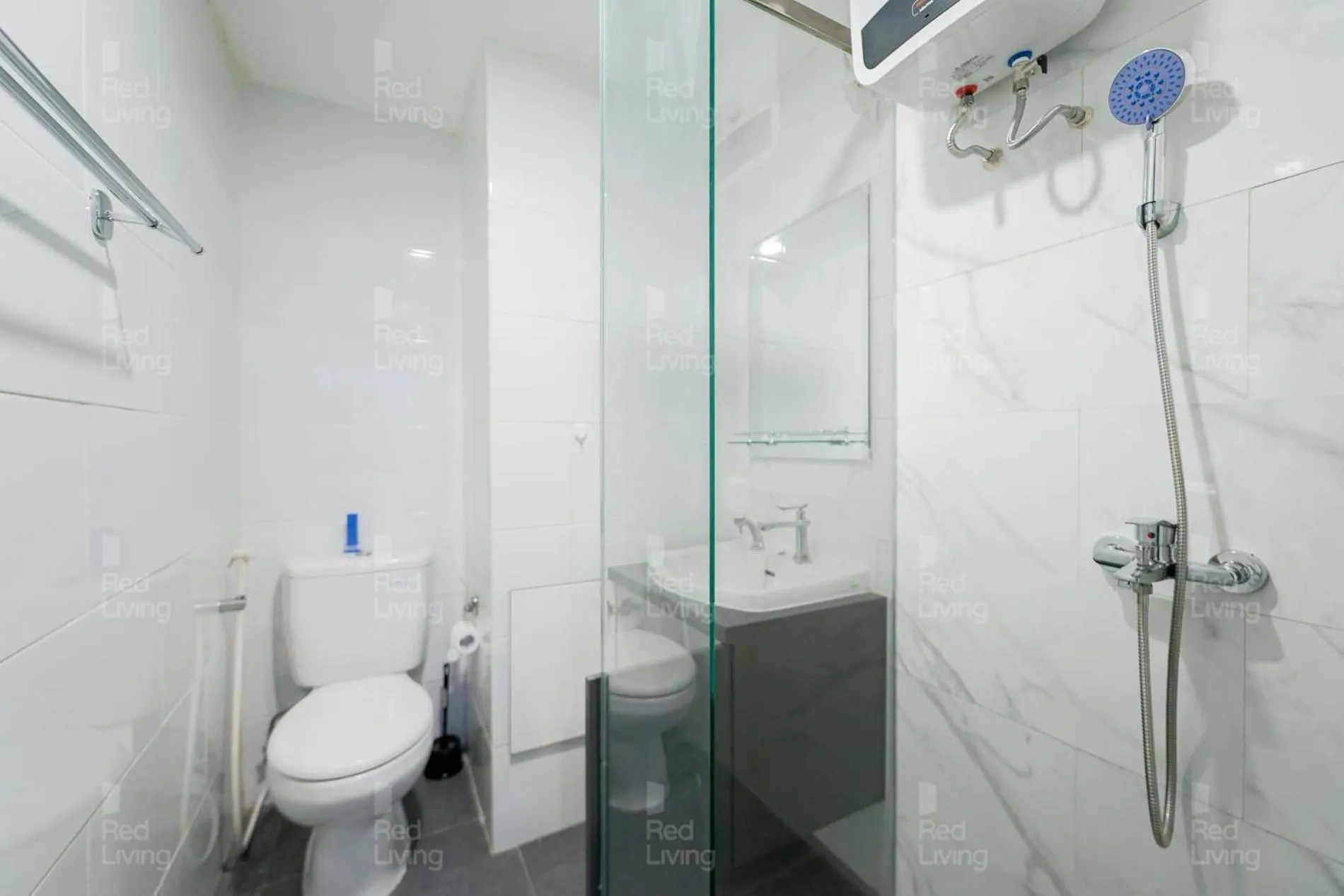 Bathroom in RedLiving Apartemen Parahyangan Residence - Anton Rooms