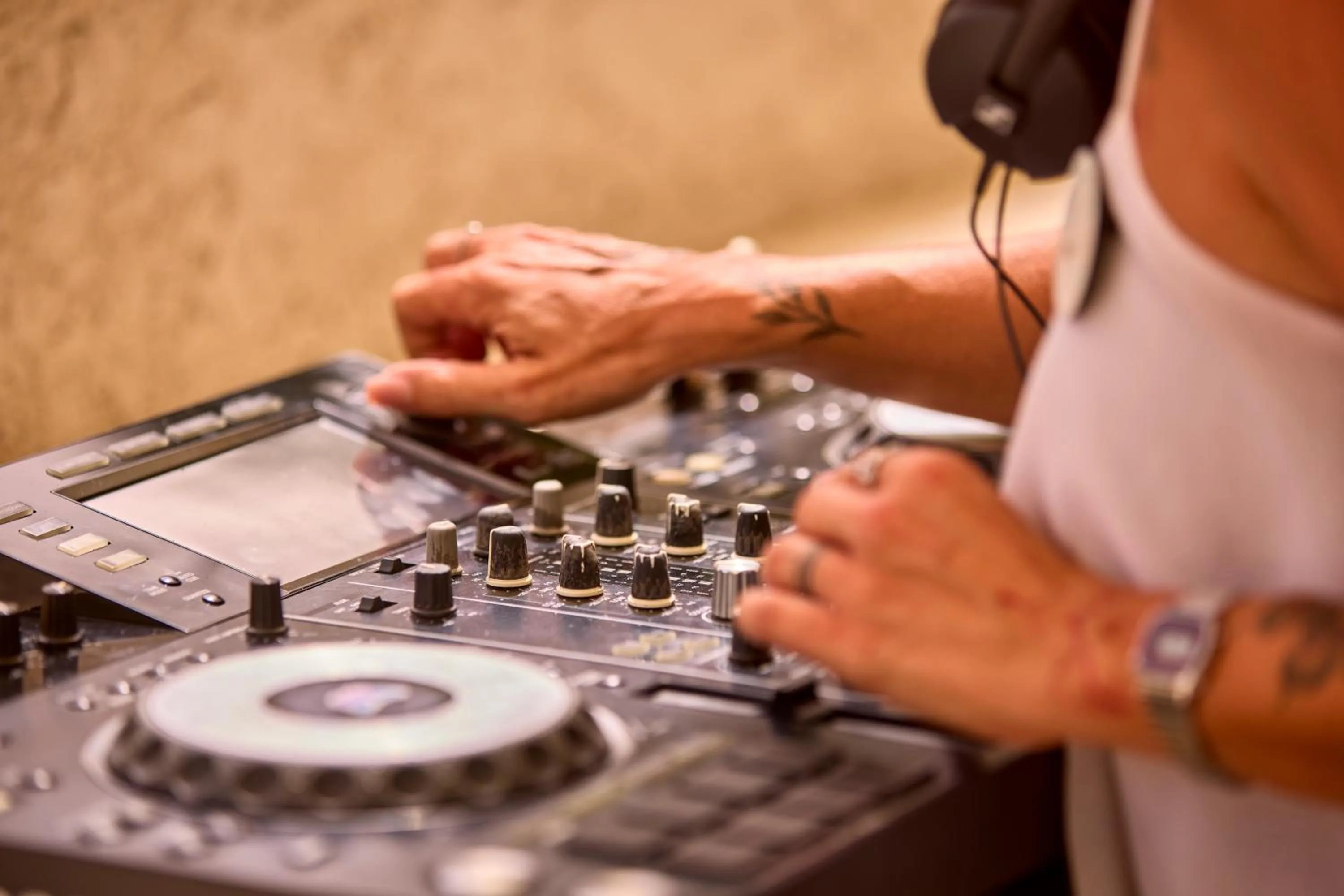 Entertainment in Hotel Astoria Playa Adults Only 4* Sup