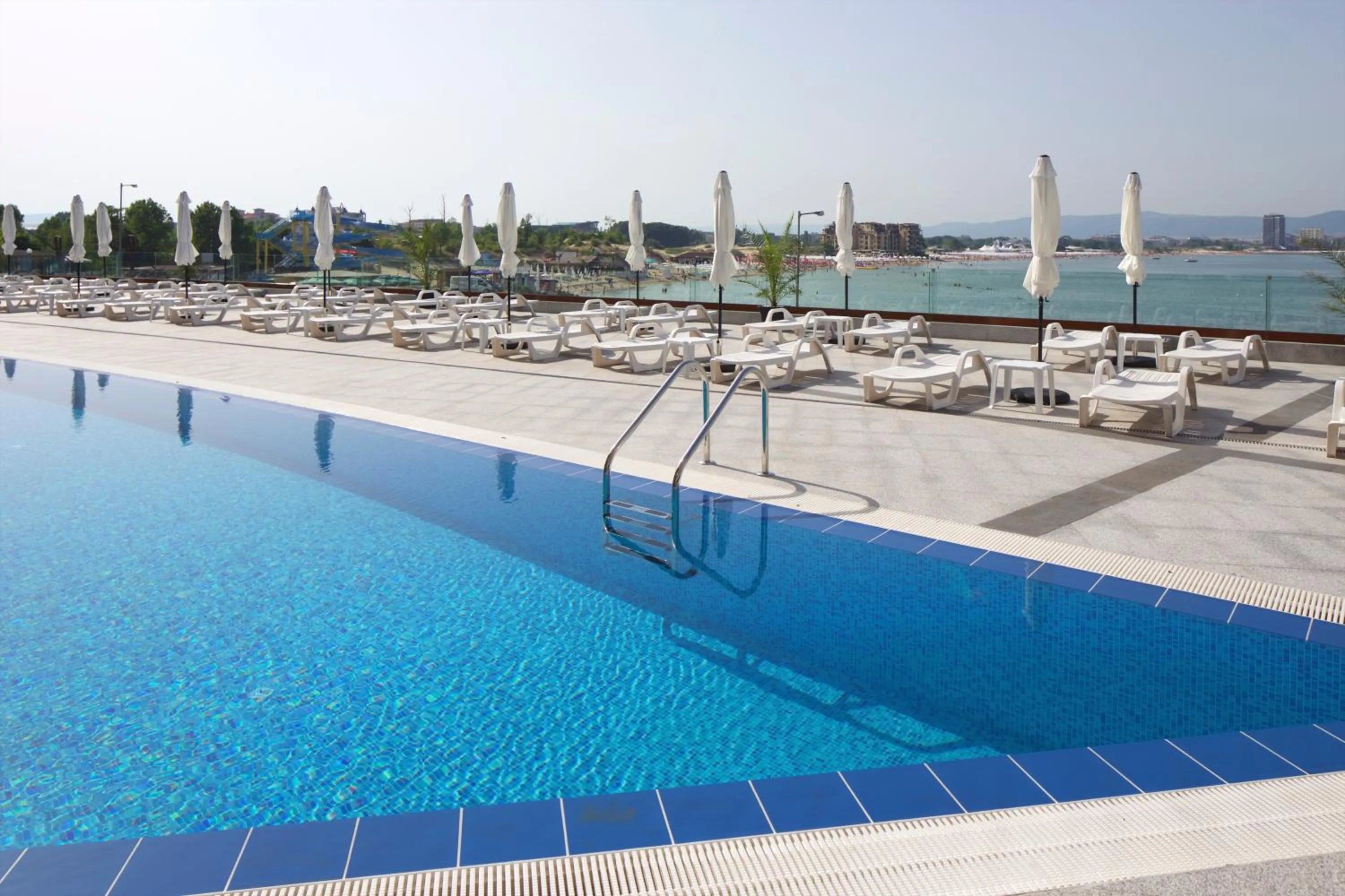 Swimming pool in Paradiso Dreams Hotel