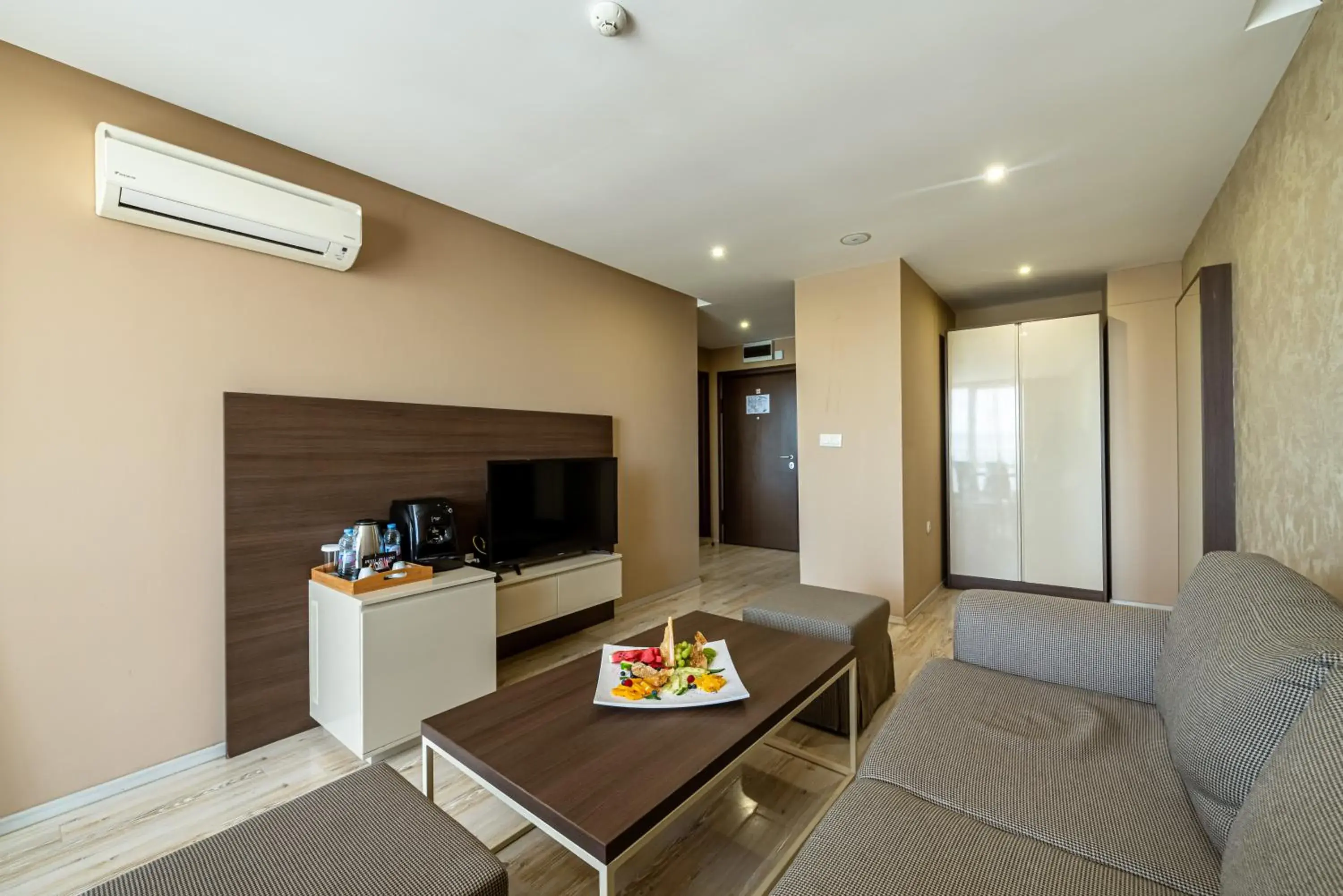 One-Bedroom Apartment with City View in Paradiso Dreams Hotel One-Bedroom Apartment with City View in Paradiso Dreams Hotel