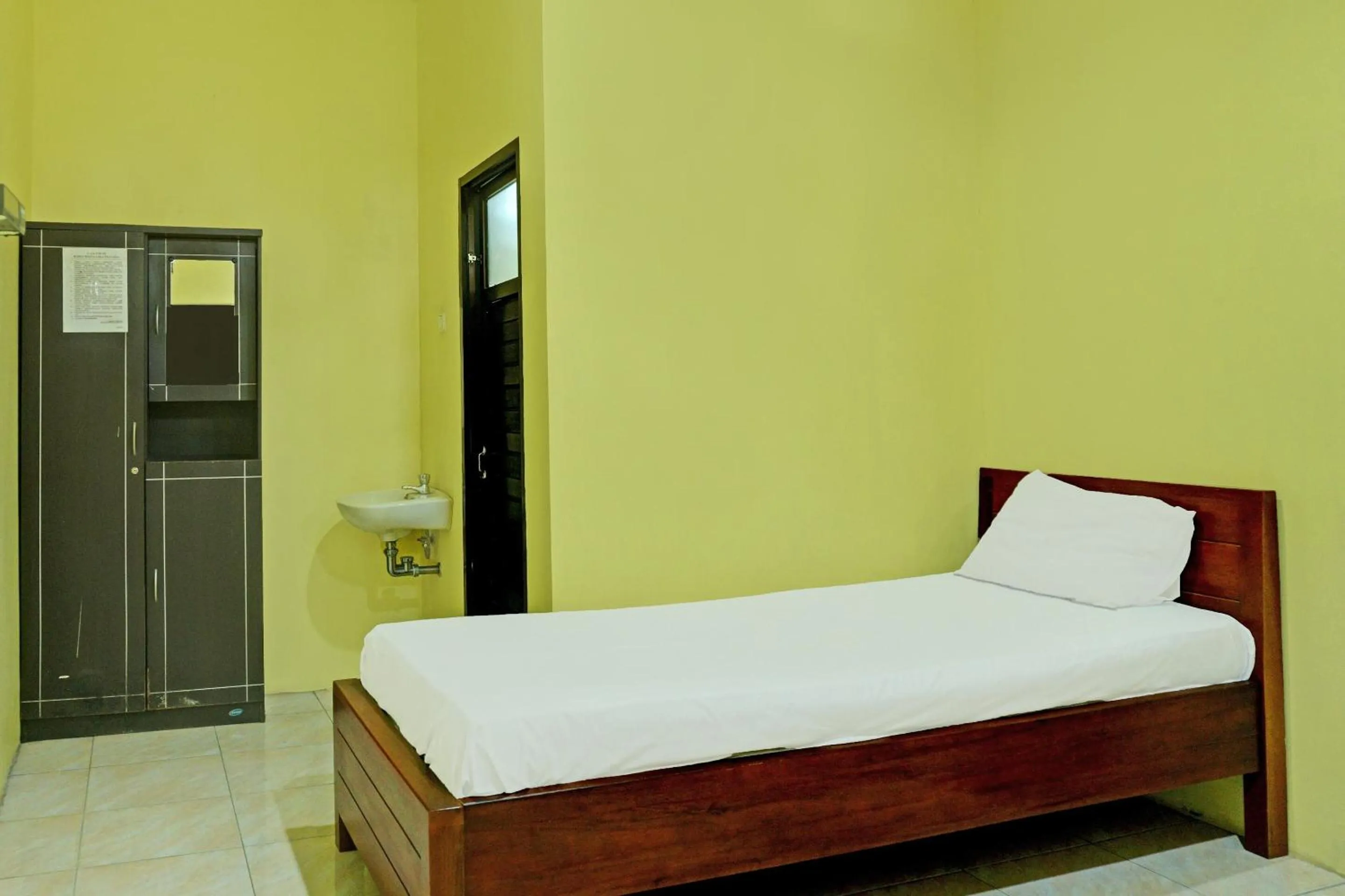 Bedroom, Bed in Capital O 92316 Wisma Widya Loka Pratama Near Futsal Tebing Gading
