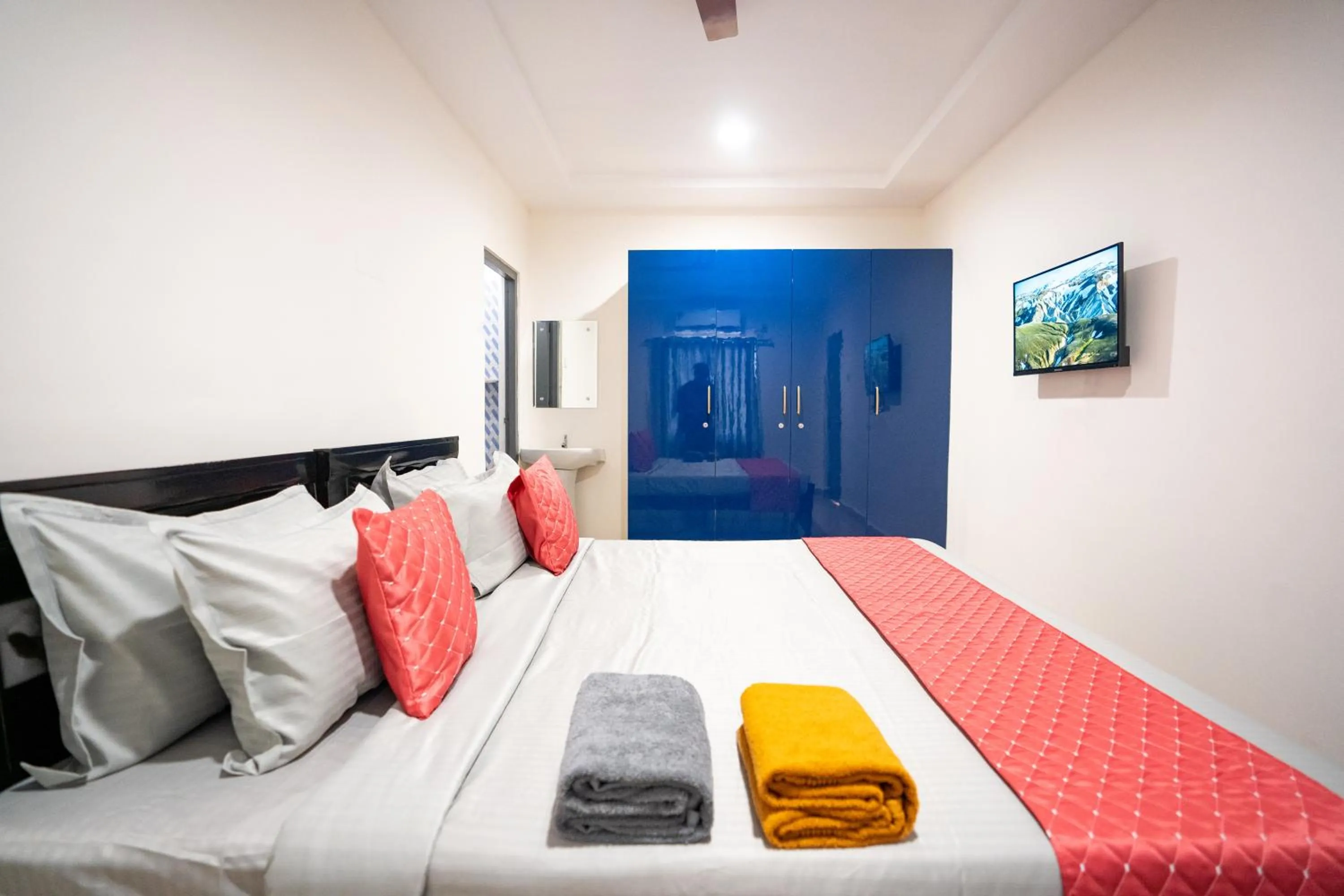 Photo of the whole room, Bed in Yellow Bells Signature HITEC City