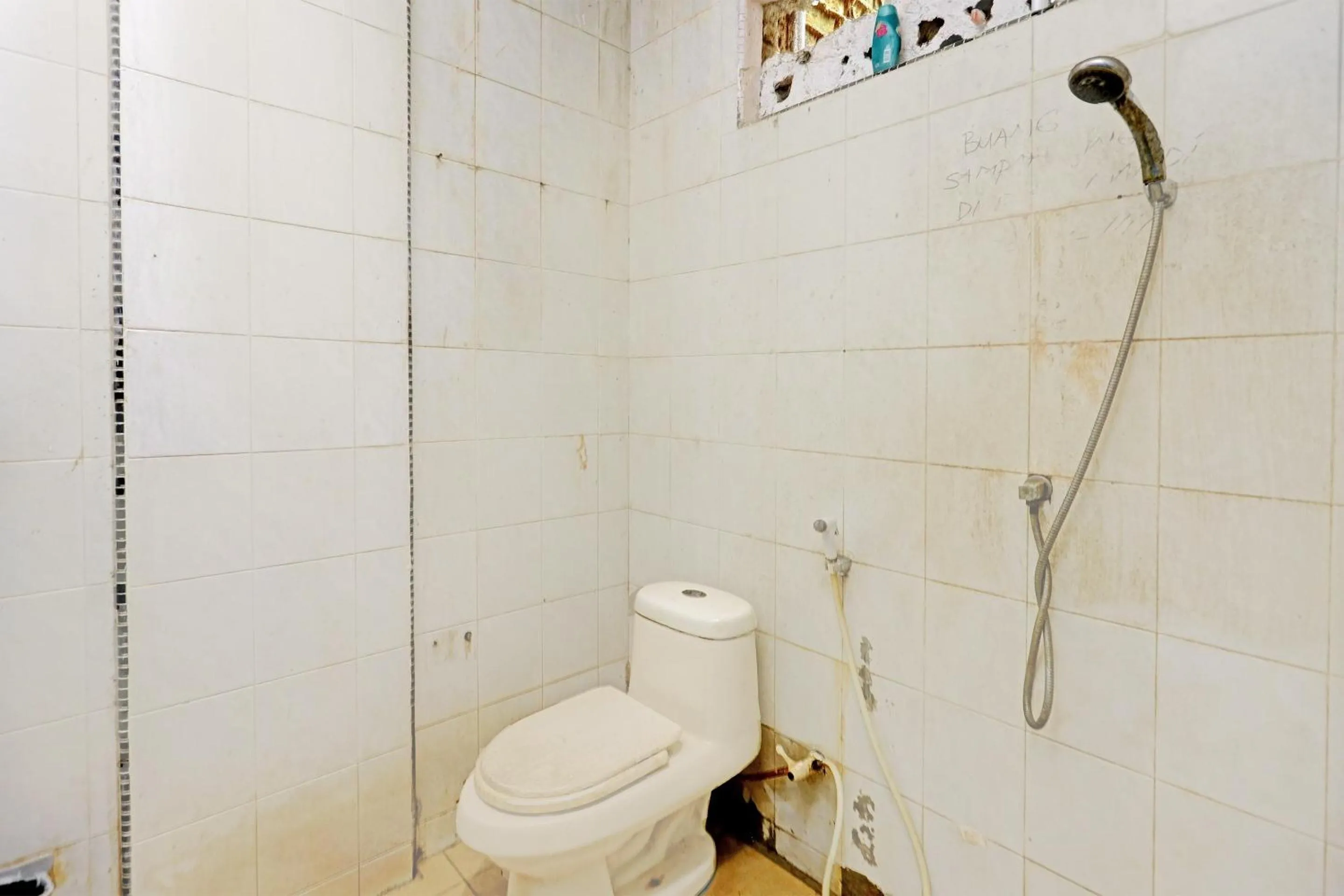 Bathroom in Hotel O Homestay Semarang Baru SyariahNearNagoya Hill Shopping Mall